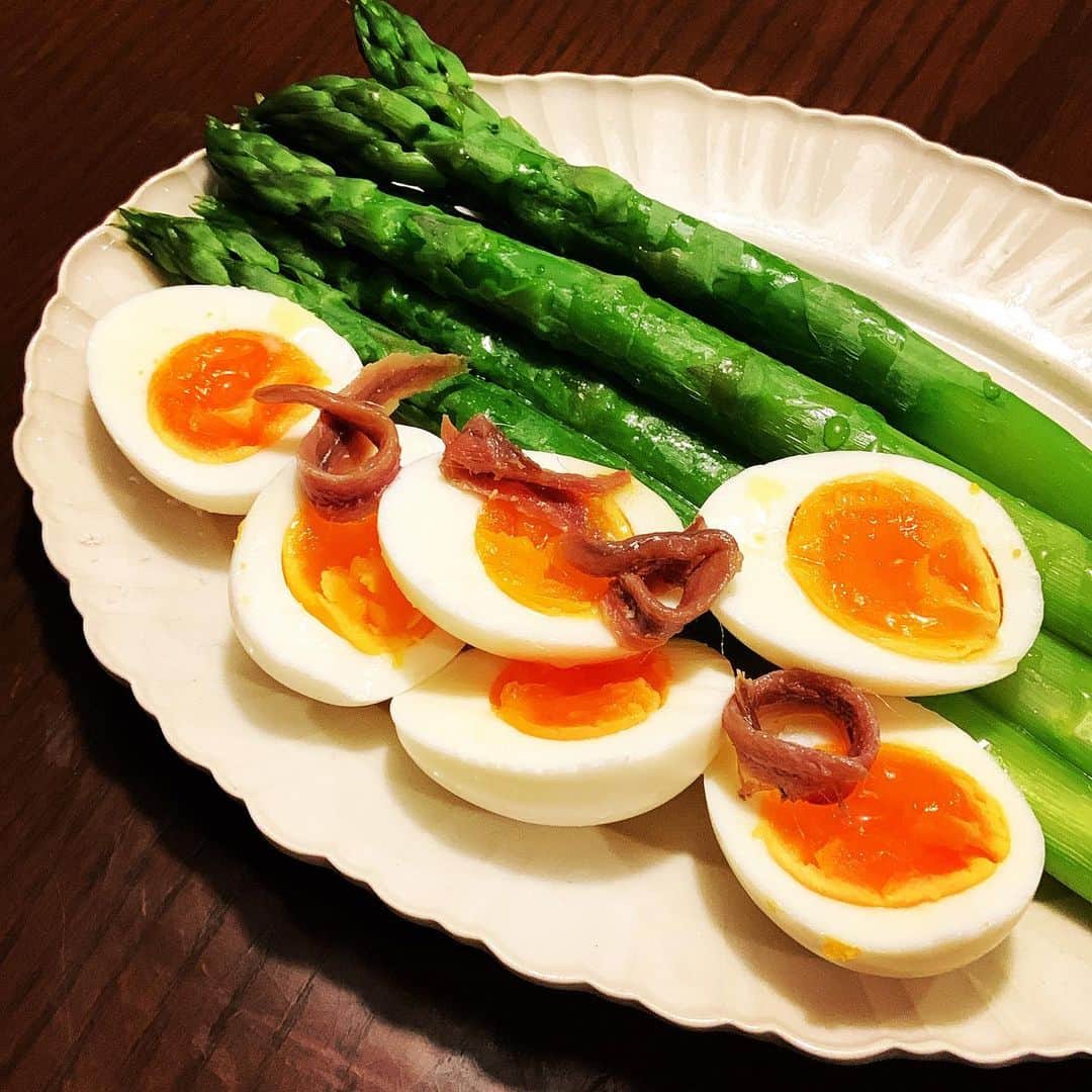 志摩有子さんのインスタグラム写真 - (志摩有子Instagram)「スーパーに立派なアスパラが出てきた。 ゆで卵とアンチョビでパッサーノ風に。 ゆで卵を潰してタルタルソースのようにアスパラにからめて食す。アスパラの甘さが引き立つ大好きな食べ方。レシピはオルランドの レシピ本、おいしいの秘密より。  #アスパラのバッサーノ風  #グリーンアスパラ #おいしいの秘密 @oguland2014」3月2日 22時53分 - ariko418