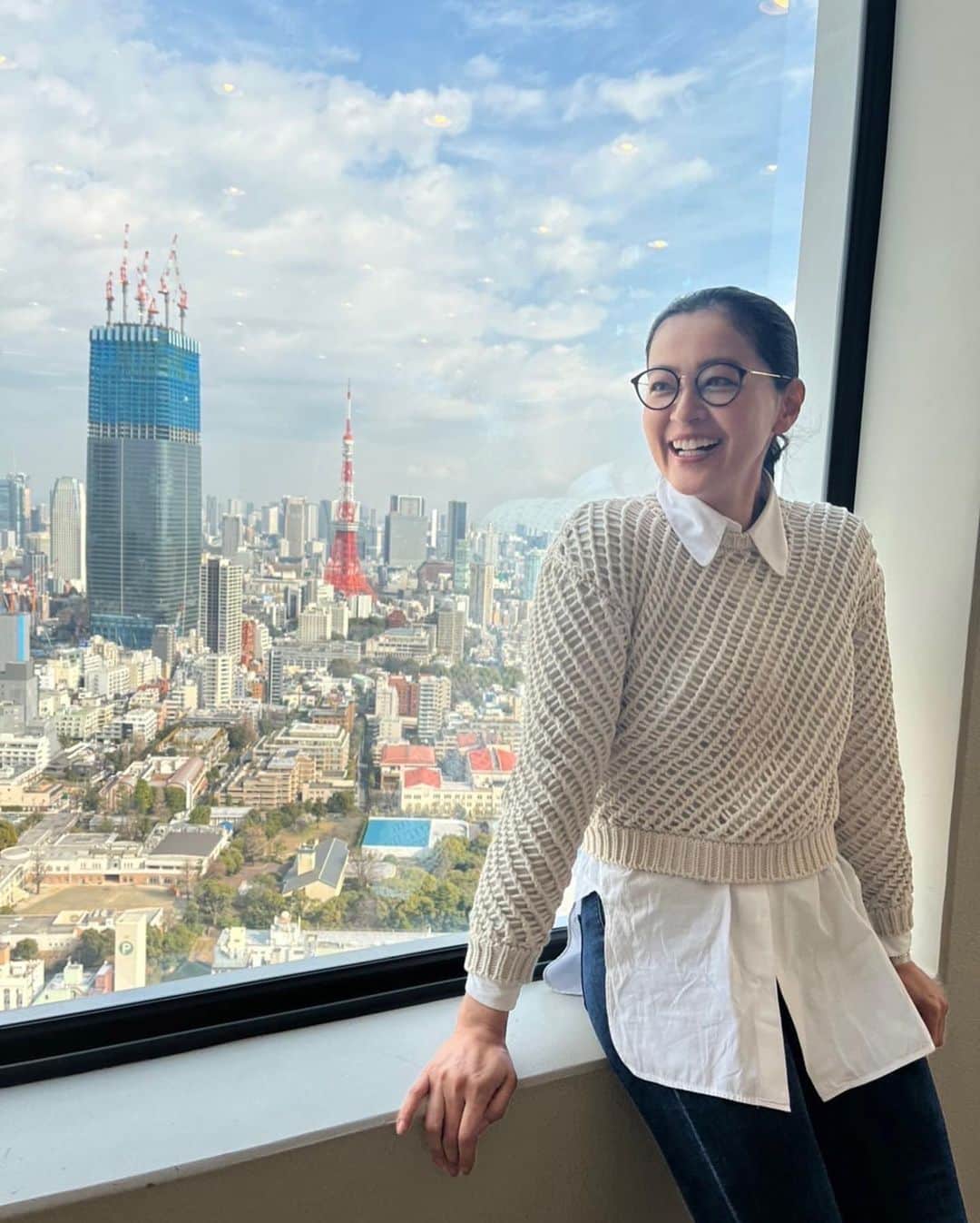 黒谷友香のインスタグラム：「こんばんは！ 今日は、都会のど真ん中🏙六本木にいたよ🤗 あぁ、森が恋しい🌳🌲（笑）  #ralphlauren#poloralphlauren#乗馬#馬#Coleman#ボタニカルキャンドル#東京#平和 #長崎#平和公園#sdgs#長崎原爆資料館 #海老名#アンティーク#ハーブ#ラボット#diy#日本#映画 #祈り#日産 #nissan#日産ariya#ai#大鵬薬品工業#バップフォーレディ#エビス#プレミアムケアハブラシ#黒谷友香」