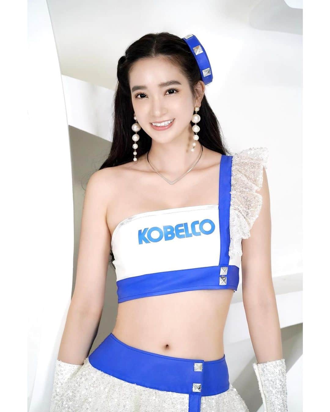 太田麻美のインスタグラム：「💙ご報告❤️  今シーズンもSUPER GT500クラスに参戦する 39号車 TGR TEAM SARD 『2022 KOBELCO GIRLS』を務めさせて頂きます！ KOBELCO GIRLS今年で3年目を迎える事が出来た事をとても嬉しく誇りに思います✨ 昨年、皆様から沢山の熱い応援を頂きました。 KOBELCO GIRLSとして日本レースクイーン大賞2020コスチューム部門グランプリ受賞に続き、 念願の日本レースクイーン大賞を受賞する事が出来ました🏆 応援してくださった皆様本当に有り難うございました✨ これまで皆様から頂いた沢山の熱い想いを胸に今シーズンも精一杯KOBELCO GIRLSとして活動していきます。 TGR TEAM SARDがシリーズチャンピオンを獲得出来るように私達と一緒に熱い！熱い！応援を！是非、是非、是非、宜しくお願いします💙❤️  【SARD公式HP】 http://www.sard.co.jp/pdf/SARD_News_20220303.pdf  @sard_japan_official  @team_sard   #racequeen #rq #supergt #supergt2022 #sard #kobelco #kobelcogirls #costume #スーパーgt #レースクイーン #サード #コベルコガールズ #ひな祭り」