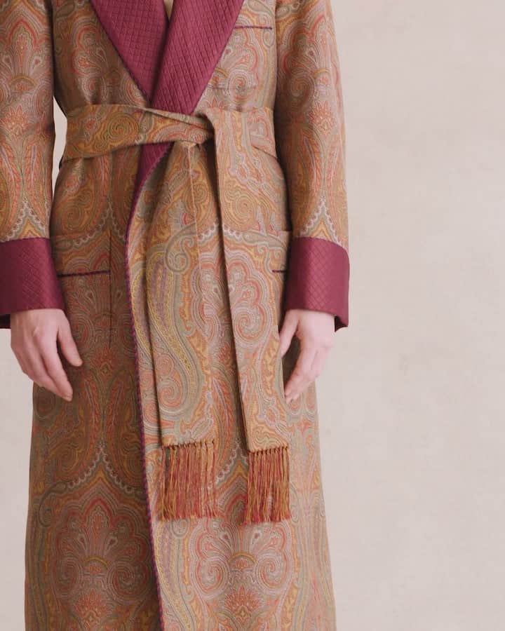 のインスタグラム：「This elegant lined dressing gown features a kaleidoscopic large-scale paisley of muted harvest tones framed by claret quilted silk lapels and cuffs. Piped with multi-colour cord and featuring a hand-tasselled sash belt. Made by hand in England. #newandlingwood」
