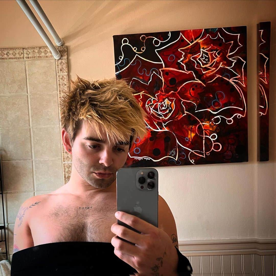 ジャック・グリフォーのインスタグラム：「Hey you 🌹😌   Did you know 💭 liking the way you look is ok! EVEN if it’s not accepted by others. ESPECIALLY SO.  As an example, these images will receive criticism just because they are different. Even threatening to some simple minded people that will chalk it down to “you gay bro?“ Lol It’s this narrow minded perspective that causes those to miss out on so much in life ❤️‍🩹  I simply like the way I look this way. I like it so much I couldn’t even decide between two pictures that are basically identical and THATS OK💡  It’s not stuck up or arrogant or self absorbed like they said!! It’s SELF LOVE and it’s so healthy for you in the right way🫀🧠  Being a little different from everyone around is a actually a good thing🛸👽  If you make a way to express your own thoughts and individuality through your art our your appearance you’re WINNING at life !! 🥇  Some will never experience this kind of freedom. Don’t be afraid of it. Let it find you, embrace it, and make it your superpower ⚡️  Sometimes I imagine myself as a beautiful woman and I get a LITTLE turned on by it AND THATS OK🦄💁🏼‍♀️🌺✨🙃😜  I’ve been down, but I’m back💋  Support Ukraine🇺🇦 / link in bio 💙💛」