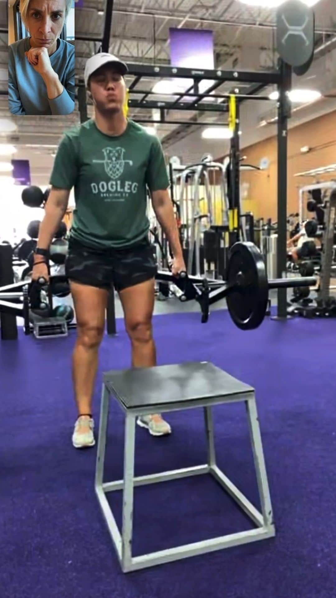 ヴィッキー・ハーストのインスタグラム：「@vickyhurst crushing it in the gym these past few weeks in preparation for @epsontour ⛳️  . Virtual training provides my athletes with accountability and support while on the road. . I’m incredibly proud of their discipline and commitment to staying fit! . 2022 Season is going to be 🔥  . #virtualtrainer #golffitness #golf #instagolf #strengthtraining #core #plyometrics #power #glutes #epsontour #teampec #yesucan」