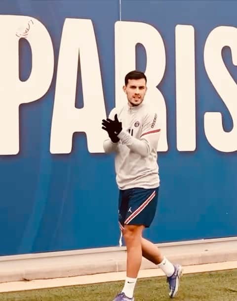 のインスタグラム：「Seguimos trabajando duro para volver con el equipo.  J’ arrive ! 💪🏼🔥⚽️  🎥 @tomap95  @psg 💙❤️」