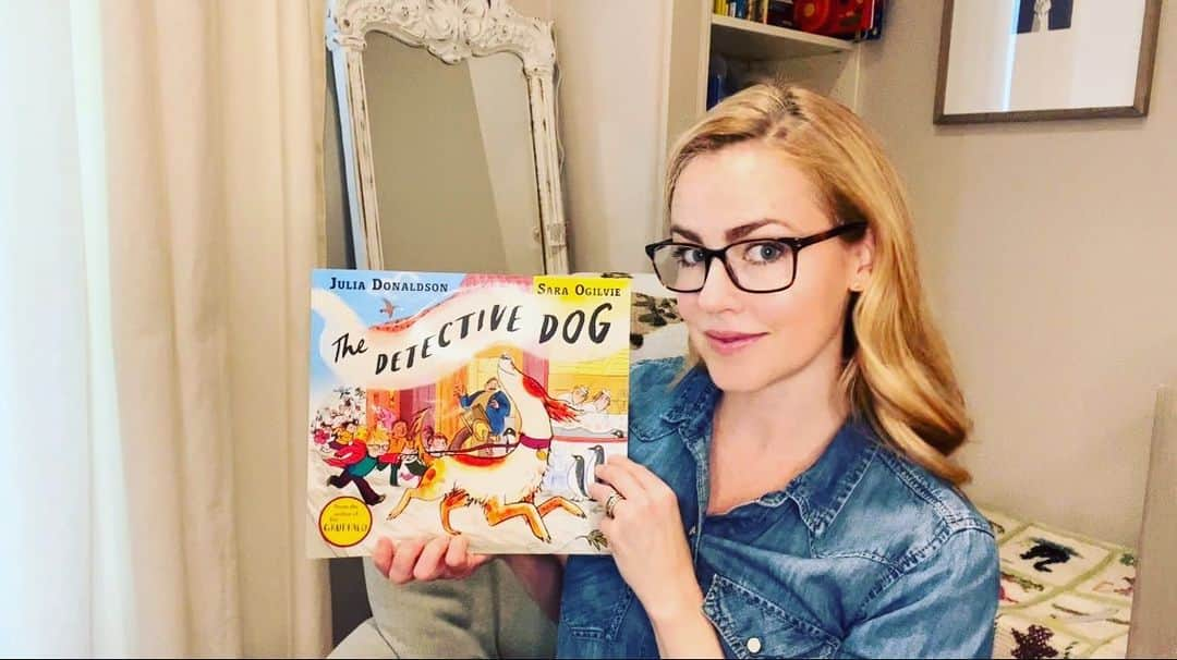 アマンダ・シュルのインスタグラム：「Thank you #ReadAcrossAmerica for letting me read about three of my favorite things: Dogs, Books and Detectiving! 🐕📚🕵️‍♀️#juliadonaldson #juliadonaldsonbooks #ReadAcrossAmerica2022 #RAA #drseuss #drseussday」