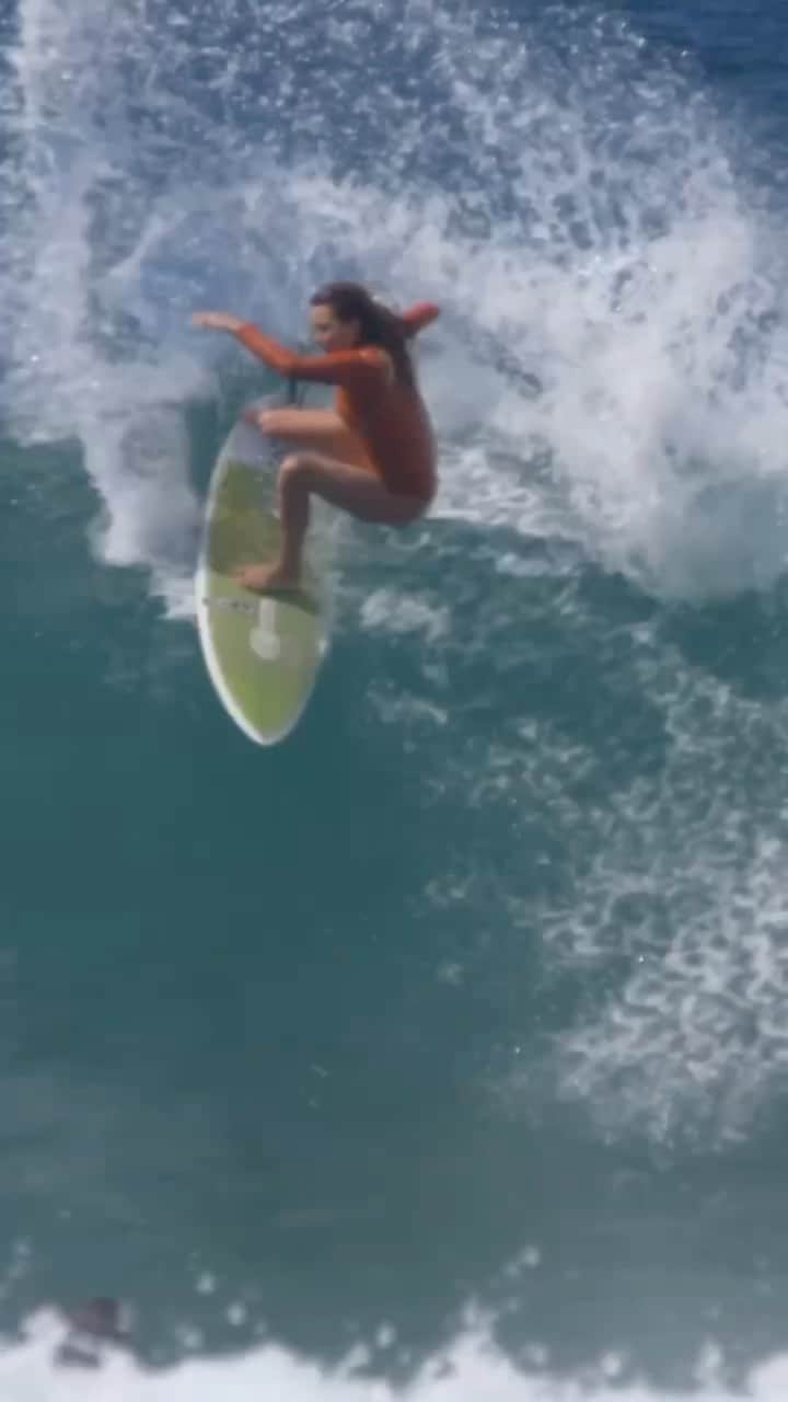アラナ・ブランチャードのインスタグラム：「A few waves from the other day. 🏄‍♀️ @pyzelsurfboards 🎥 @jaketaiwan4」