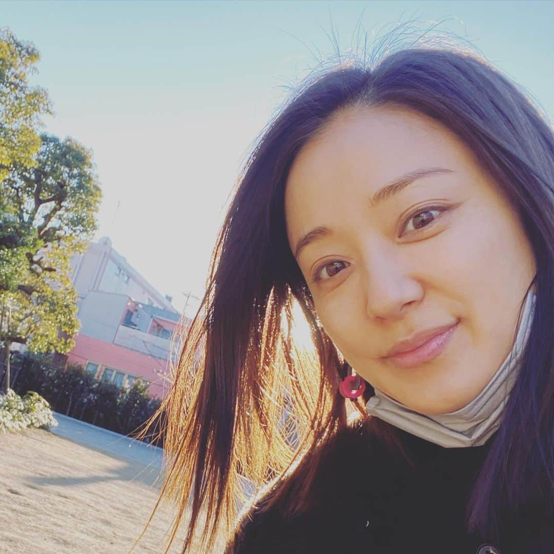 中越典子さんのインスタグラム写真 - (中越典子Instagram)「おはようございます🌞 暖かさが日に日に近づいてきていますね、花も芽吹きはじめています🌸 今年も、 「特捜9 season5」の撮影が始まりました！！  よかった〜またイノッチさんや馴染みのスタッフさんに会えました😊💜  4/6(水)21時START‼︎  お楽しみにー☺️ ちなみに、３枚目の写真は昨年のポスターです。今年も撮って来たのでそちらもお楽しみに🙋‍♀️  #テレビ朝日 #特捜9 #またきたよー #この時期 #嬉しい #loveandpeace  #peace」3月3日 6時38分 - nakagoshi_noriko.official