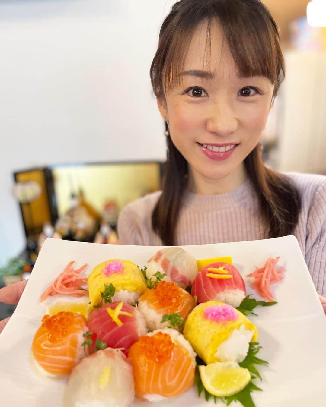 堂真理子さんのインスタグラム写真 - (堂真理子Instagram)「アナウンス部の公式Instagramにも投稿していますが、今日はひな祭り ですね🎎先日、娘と一緒に手まり寿司を作りました🍣色鮮やかで華やかになり、満足です😊素敵な一日になりますように🌸  本日の「ワイド！スクランブル」もよろしくお願いします❣️   #今日 は  #3月3日  #桃の節句  #ひな祭り  #手まり寿司  #おうちごはん  #大下容子ワイドスクランブル　#ワイドスクランブル  #堂真理子 #テレビ朝日 #アナウンサー」3月3日 8時15分 - mariko_do