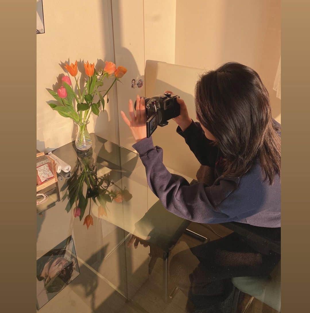 のインスタグラム：「朝６時〜 昨日娘たちとお買い物した チューリップ🌷 がらにもなく花が好きとか 笑っちゃうぜ自分でも😆 朝日がより可愛いくしてくれた🌅 #花瓶は沖縄で作った🧏🏻‍♀️」
