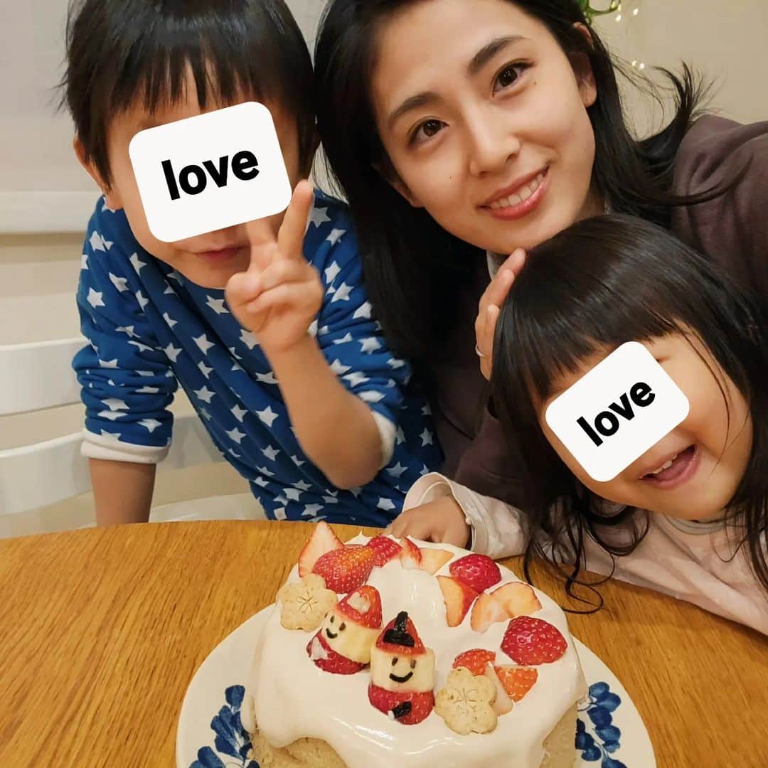 本仮屋リイナのインスタグラム：「我が家のひな祭りは昨日でした🎎🌸  みなさまは、どんなひな祭りをお過ごしですか？💠  今日3月3日は新月ですが、一年の最後の新月ともいえるそうです🌛  3月21日の春分に太陽が牡羊座へ移動し、西洋占星術では新しい年を迎えること、 12星座の最後の世界である魚座で起こることが、一年を締め括る新月となる理由です🌚  そんな今日は、１年分の願いや誓いをたてるといいそうです🧚‍♀️✨✨  あと、わたしはデトックスも意識します♨️  #いちごお雛様はクリームに埋まリイナ🍓 #いちごとバナナと海苔で作ったお雛様🍌 #桃の花クッキーも添えて💠 #ひな祭り #節句 #新月」