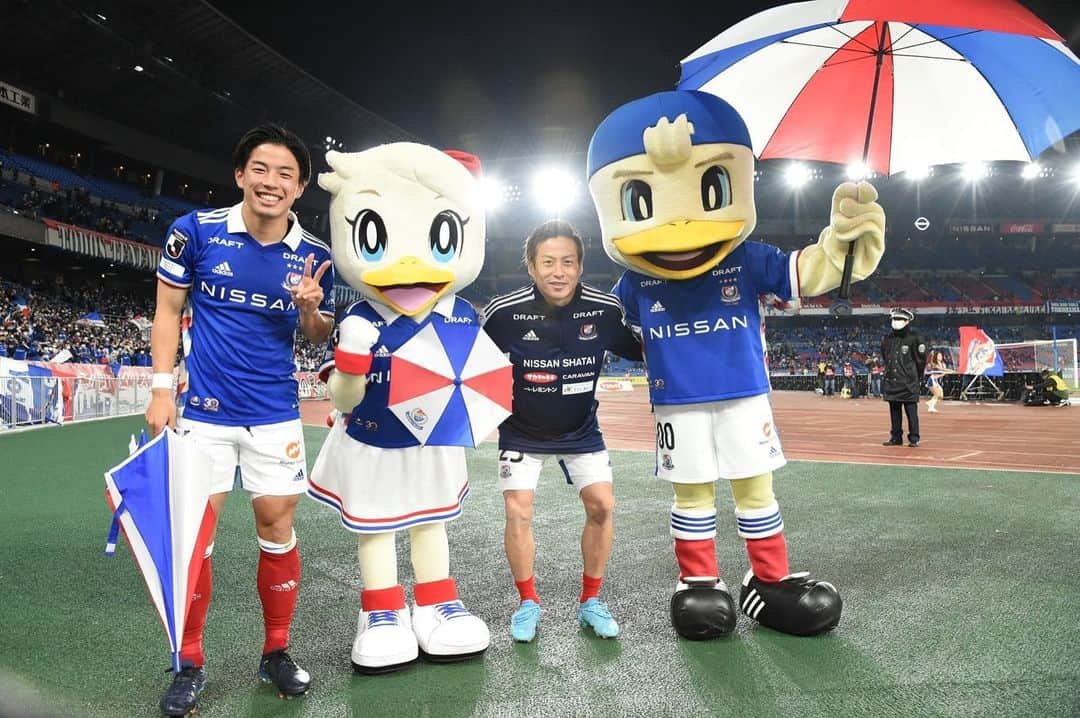 吉尾海夏のインスタグラム：「＋3🔥🔥🔥  マリノスファミリー全員で掴み取った勝利！ そして久々に日産スタジアムのピッチに立てたこと、試合後のトリパラ最高でした🔵⚪️🔴  次の試合に向けてまたいい準備します！  #jリーグ  #fmarinos  #マリノス」