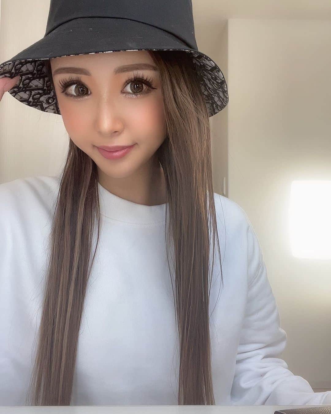 藤咲ひなたのインスタグラム：「さてさて本日から大阪です✨✨ 今日明日ファスティングなので、ホテルにこもっております💎💎  みんな大阪で会おうねー💕  #すすきの #すすきのキャバ嬢 #laputa #美脚#美女 #美人 #美容  #ポケパラ #ナイツ  #キャバ嬢 #キャバクラ  #札幌 #中洲 #錦 #ドレス #かわいい  #札幌グルメ#すすのグルメ#藤咲ひなた#札幌観光#札幌ホテル#selfie #l4l #大阪 #北新地#ミナミ  #大阪観光 #大阪 #関西コレクション #dior #バケハ」