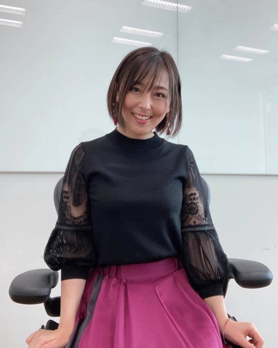 伊藤えみさんのインスタグラム写真 - (伊藤えみInstagram)「勘がいい人は衣装の色合いでお気づきかしら。そう。昨日はモータークイーンの収録でした🎥大森とあちゃんカラー🖤💜  #ボートレース平和島 #イメージキャラクター #モータークイーン #大森とあ #キャラクターボイス #イメージカラー #声の仕事 #CV #voiceactor  #voiceacting  #収録 #オフショット」3月3日 9時40分 - itoemi1019