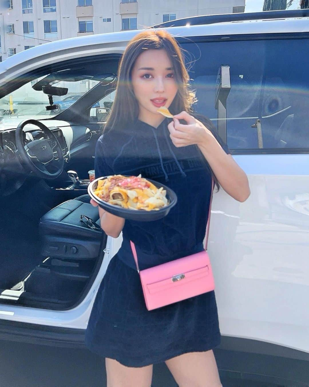 濱野りれさんのインスタグラム写真 - (濱野りれInstagram)「My style💗 @dior and @hermes 💗 Love to eat in Fashionable cafe but also love to eat junk food😋❣️  おしゃれなカフェランチも大好きだけど ジャンクフードも好きなんだよなああ🥰 私の思い出のジャンクフードはタコベルなの！日本のタコベルとはナチョチーズが全然違うのだよ😡❤️←いい方  #fashon #fashonstyle #dior #diorclothes #kellytogo #kellywallet #hermeskelly #lalife #lalifestyle #losangels #ディオール #ケリートゥーゴー #ケリーウォレット #ロサンゼルス #ロサンゼルス生活」3月3日 9時40分 - riregram