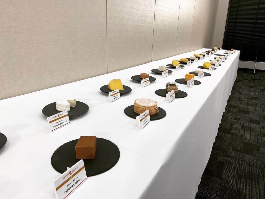 関谷亜矢子さんのインスタグラム写真 - (関谷亜矢子Instagram)「国産ナチュラルチーズを食べたことがないのはもったいない‼️まるで私の心の底からの想いを、形にしたような「食べて発見！世界へ挑むチーズニッポン　メディア向け国産チーズセミナー」の司会のお仕事でした。  去年、世界最大規模のチーズコンテスト、ワールドチーズアワードで最高金賞受賞の日本のチーズ工房を代表するお2人がゲスト。  受賞チーズ、椛(ニセコチーズ工房)は一見ミモレットのようで、からすみのような、旨味たっぷり。 翡翠(アトリエ・ド・フロマージュ)はロックフォールに負けない力強さを持った本格派ブルーチーズ。  セミナー中にニセコチーズ工房 の近藤裕志さんの作るブルーチーズ「空【ku：】」が、さらに、ちょうど現在進行中の世界的に権威あるチーズコンテスト、WCCCの銀賞に選ばれたという速報が入り、会場が盛り上がりました！  その他に三良坂フロマージュ の「富士山・炭」やイルフィオレット の「黒花」が金賞❣️  パネリストのもうお1人、#アトリエドフロマージュ の塩川さんのおっしゃる通り、日本のチーズは、今や世界的にも評価の高いオリジナルブランド。  300ある日本のチーズ工房のお1人お1人の飽くなき追求心の賜物です。  日本にいながら、それを味わわないのは勿体なさすぎる！ 会場後方に展示されたチーズ、食べたくてたまらなくなり、夜作った雛祭りのちらし寿司にも、12カ月熟成のゴーダチーズをのせた私です🥰  #チーズ好き  #国産チーズ  #食べて発見チーズニッポン  #ワールドチーズアワード  #最高金賞  #ニセコチーズ工房  #椛  #アトリエドフロマージュ  #翡翠 #ワールドチャンピオンシップチーズコンテスト  #三良坂フロマージュ  #イルフィオレット  #チーズプロフェッショナル協会  #国産チーズを食べよう #撮影の時だけマスクを外しています」3月3日 20時37分 - ayakosekiya.516