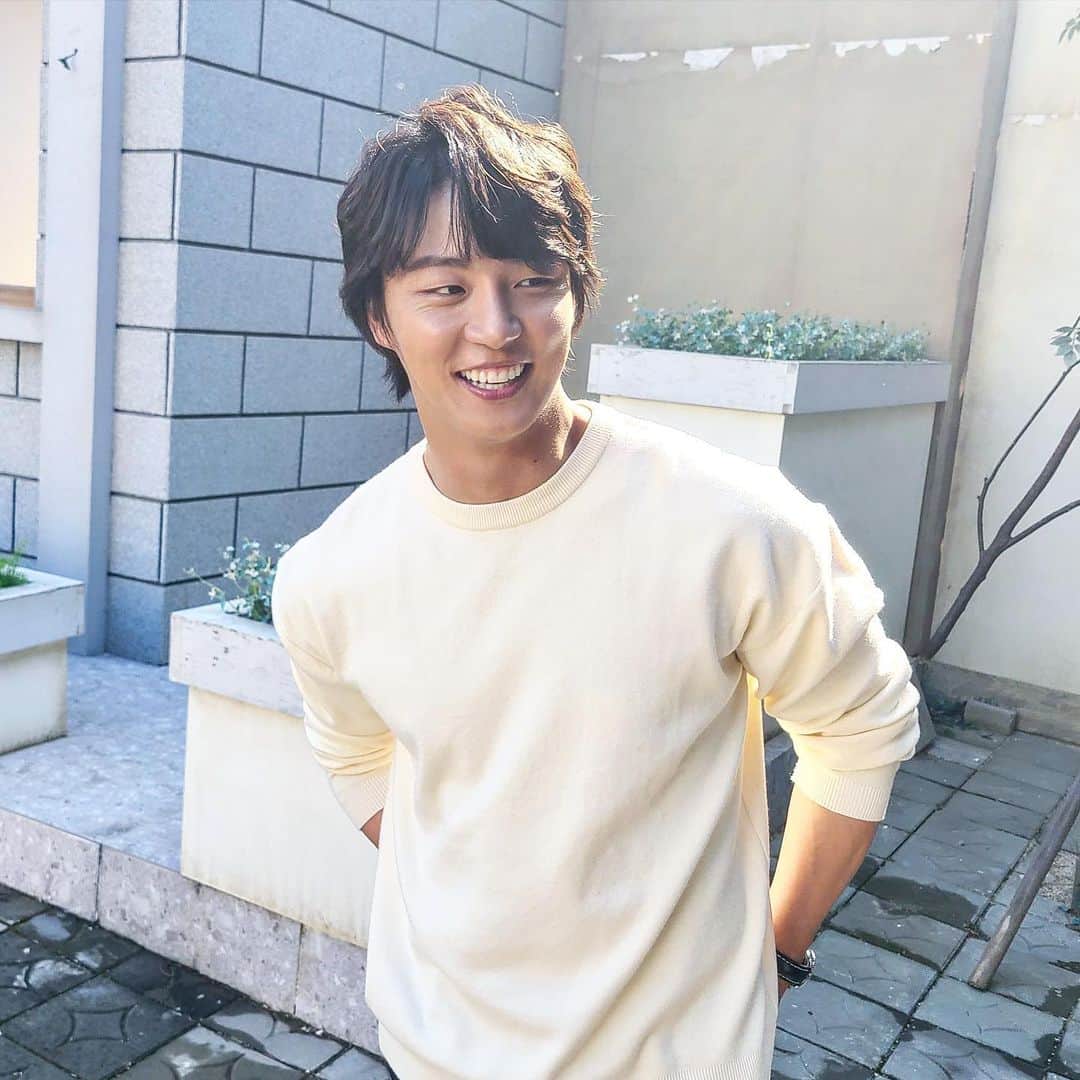 のインスタグラム：「오늘의 햇살🌞 배우님의 미소로 더 따뜻 🌸  봄과 함께 시작하는 #현재는아름다워  많은 관심과 사랑 부탁드립니다 💕」