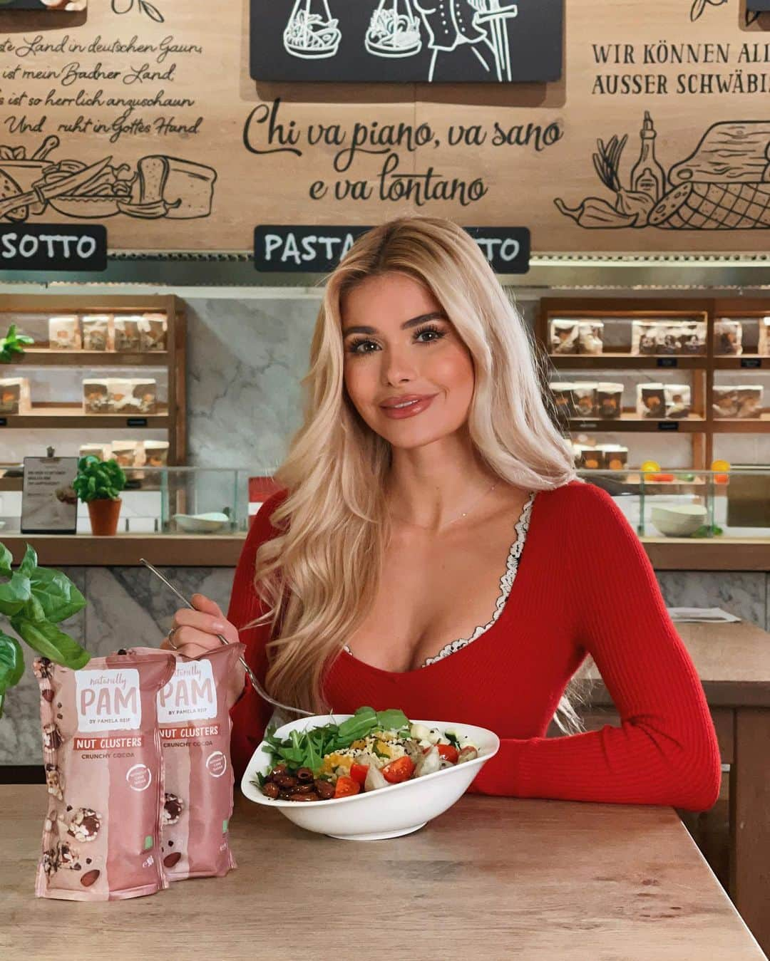 パメラ・ライフさんのインスタグラム写真 - (パメラ・ライフInstagram)「@vapiano_deutschland x Pamela ♥️👩🏼‍🍳 Ab jetzt gibt es 3 „Pamela Reif Gerichte“ in jedem VAPIANO deutschlandweit / Anzeige 🕺🏼♥️ Uuund als ganz große Kirsche auf der Torte gibt es zur Bestellung jedes Pamela Hauptgerichts 1 Tüte meiner Naturally Pam Nut Clusters kostenlos dazu!! 😮‍💨🕺🏼  Pasta, Salat, oder Dessert? Ich habe alles ganz nach meinen Vorstellungen umsetzen dürfen - alle Infos und Geschichten gibt es in meiner Story oder dem Story Highlight! 🤓🤓  🍝 Pasta: Dinkel Fusilli in einer creeeemigen Karotten-Ingwer-Sauce. Die Soße ist inspiriert von meinem beliebtesten Pasta Rezept der Pam App! So schmuggeln wir eine gesunde Portion Gemüse rein, ohne dass wir viel davon merken 🥸 Verfeinert mit Pak Choi, Zucchini Würfeln, Karotten, Rucola, Kirschtomaten und Basilikum.  🥗 Insalata: Eine bunte Bowl mit Hirse, gegrillten Artischocken, schwarzen Oliven, Orange, Zucchini, Rucola und schwarzem Sesam (auf den hat Dennis bestanden). Das Tahini Dressing wird erstmalig mit Apfelsaft gesüßt, nicht mit Zucker oder Sirup! 💪🏼 Und gegrillte Artischocken gab es bisher nur an der Pizza Station - das habe ich bei meinen privaten VAPIANO Besuchen immer mit großen Augen für meinen Salat erfragt 😅 die Geschichte mit der Hirse und meiner Heilpraktikerin kennt ihr auch, oder? Und für Dennis wird jetzt extra der schwarze Sesam eingekauft 😅 Der Salat verbindet vieles ☺️  🥜 Dessert: Cremiger Peanut Butter Joghurt geschichtet mit Schokoladen Creme und fruchtigem Wildbeeren Kompott 🍓Getoppt von Nut Clustern! 🍪 Das ist eine Kombination von 3 meiner Rezepten: Den Reese’s Oats (Pam App), dem Peanut Butter Jelly Porridge (Bowl Kochbuch) und dem Joghurt Schichtglas (Snack Kochbuch). Grandioooooooos! 😮‍💨😮‍💨😮‍💨  Alle Rezepte sind vegan 🌱   🎁 PS: Auf dem @vapiano_deutschland Kanal läuft gerade ein Gewinnspiel! 20 Personen können ein ganz privates Meet & Greet mit mir gewinnen 🕺🏼Essen, reden, noch mehr essen und Bilder machen - in einem ausgewählten VAPIANO Restaurant. Alle Infos gibt es unter dem Post. Viel Glück! 🍀   #pamelaxvapiano #vapianoxpamela #vapiano #pamelareif」3月3日 19時06分 - pamela_rf