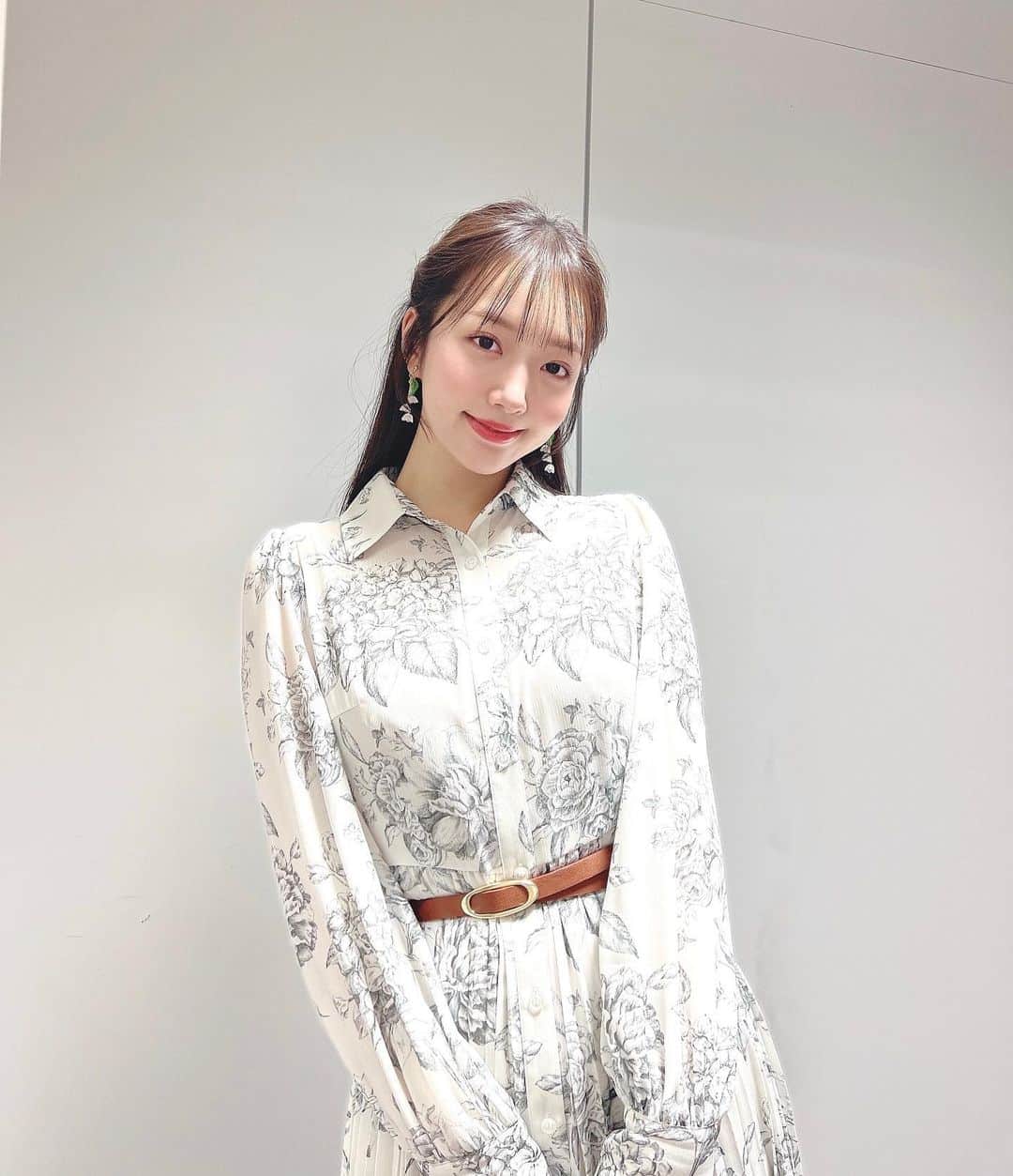 のインスタグラム：「こんばんは🎎🍡🌸  桃の節句、ひな祭りですね💫 気持ちよくていい一日でした☀️  ---------------- スタジオ衣装 ワンピース @rienda_official  アクセ @ask.accessory   ロケ衣装 ブラウス @rienda_official  スカート @mystywoman_com  ----------------  もう明日は金曜日！ 一週間あっという間です…😮🤦🏻‍♀️  明日もよろしくお願いいたします🌷  #newsevery #centforce #セントフォース #刈川くるみ #アナウンサー #衣装 #コーデ #ワンピース #春コーデ」