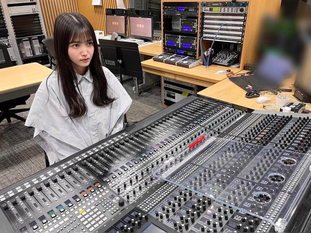 久保史緒里ファンアカウントのインスタグラム：「昨日のオールナイトニッポンで、新曲｢価値あるもの｣が公開されましたね！久保ちゃんさんのソロから始まる儚げな曲で、素敵でした！ #乃木坂46 #久保史緒里 #久保ちゃん #毎日久保史緒里 #久保ちゃん白すぎ可愛すぎ  #久保史緒里さんしか #毎日がkuboshioriday  #乃木坂46ann  #価値あるもの」