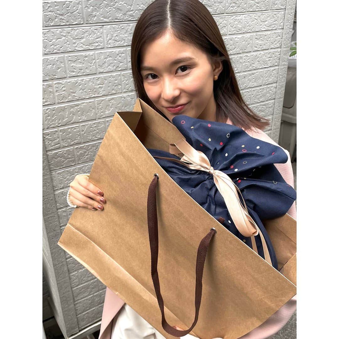 芳根京子さんのインスタグラム写真 - (芳根京子Instagram)「プレゼント持ち逃げしてるみたいな写真。  #芳根京子を置いておきます」3月3日 19時35分 - yoshinekyoko