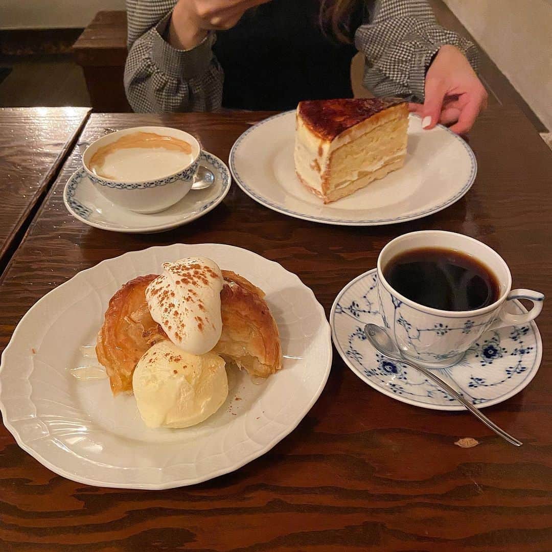 isutaさんのインスタグラム写真 - (isutaInstagram)「焼きたてアップルパイがたまらないおいしさ  名古屋の栄にある「cafe vincennes deux（カフェ ヴァンサンヌ ドゥ）」は、ちょっと暗めの雰囲気がおしゃれなカフェ。  注文を受けてから焼き、冷たいアイスクリームを乗せたアップルパイが人気です。  丁寧にドリップされたコーヒーや、深みのある味わいのオレグラッセで大人な気分になれちゃうかも。  営業時間が長いので、夜カフェにもぴったりですよ。  @cafe_vincennes_deux  ［カフェ ヴァンサンヌドゥ］ 場所：愛知県名古屋市中区錦3-6-29 サウスハウスB1 営業時間︓月曜日～土曜日　11:00～23:00 　　　　　日曜日　11:00～23:00 定休日：なし photo by @ahahwarn_9 @haru._.yy @o_nnk_528 @yk.k.13 @__emimin  #isuta #イスタ #isutapic #isutacafe #カフェ巡り #おしゃれカフェ #カフェスタグラム #カフェヴァンサンヌドゥ #ヴァンサンヌドゥ #栄カフェ #栄アップルパイ #名古屋カフェ巡り #名古屋カフェ#名古屋アップルパイ #applepie #cafe #オレグラッセ #グラッセ #アップルパイ #cafestagram #カフェ #カフェ好き #お洒落な人と繋がりたい #喫茶店 #夜カフェ #喫茶店巡り #カフェ活 #喫茶店好きな人と繋がりたい #カフェ好きな人と繋がりたい  #カフェ巡り好きな人と繋がりたい」3月3日 19時54分 - isuta_jp