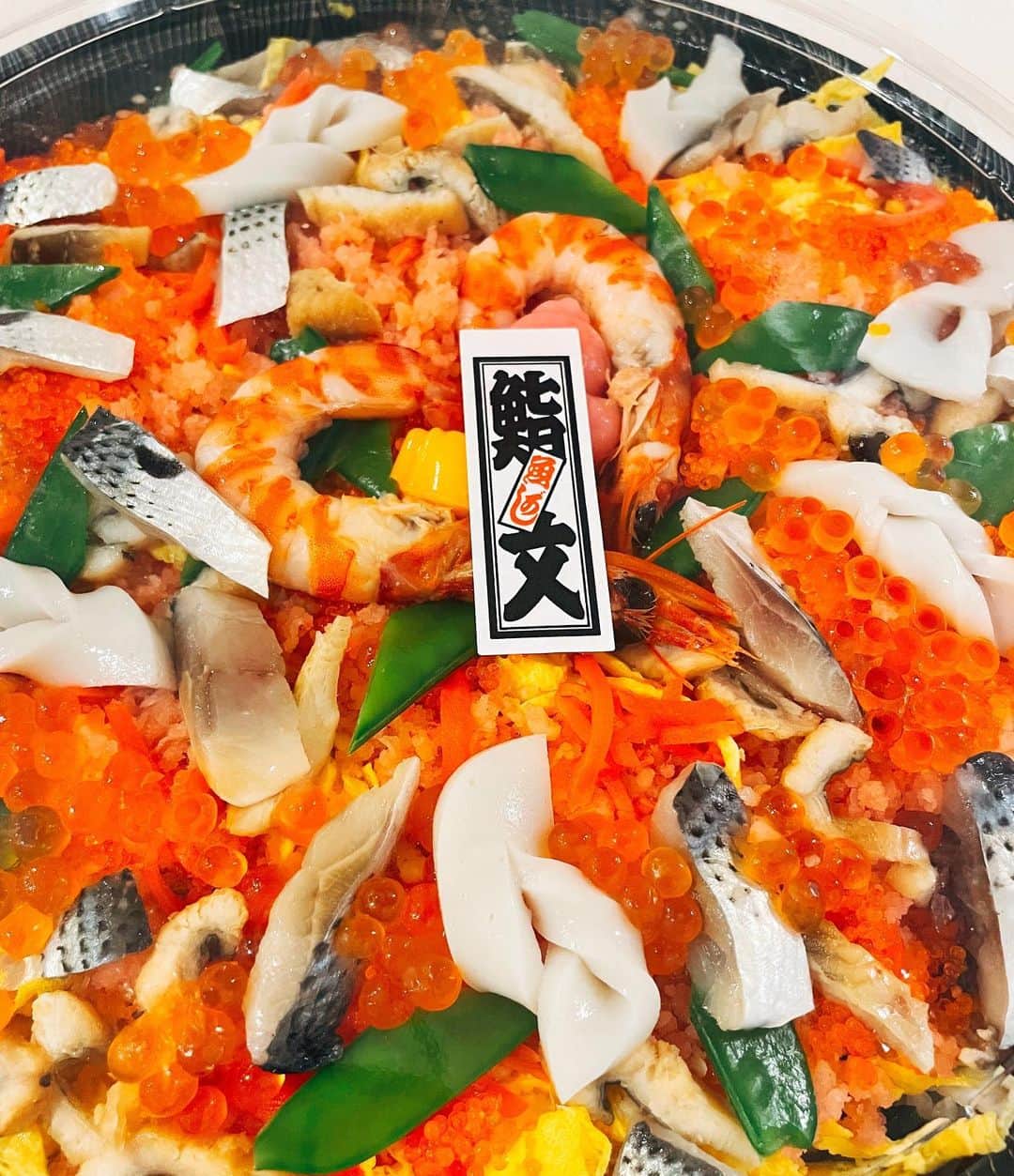 関根麻里さんのインスタグラム写真 - (関根麻里Instagram)「超豪華な#ちらし寿司 でお祝い！✨  #ひな祭り  #🎎  #鮨文 @woody_and_jessie  とっても美味しかったです！😄💕」3月3日 20時15分 - marisekine