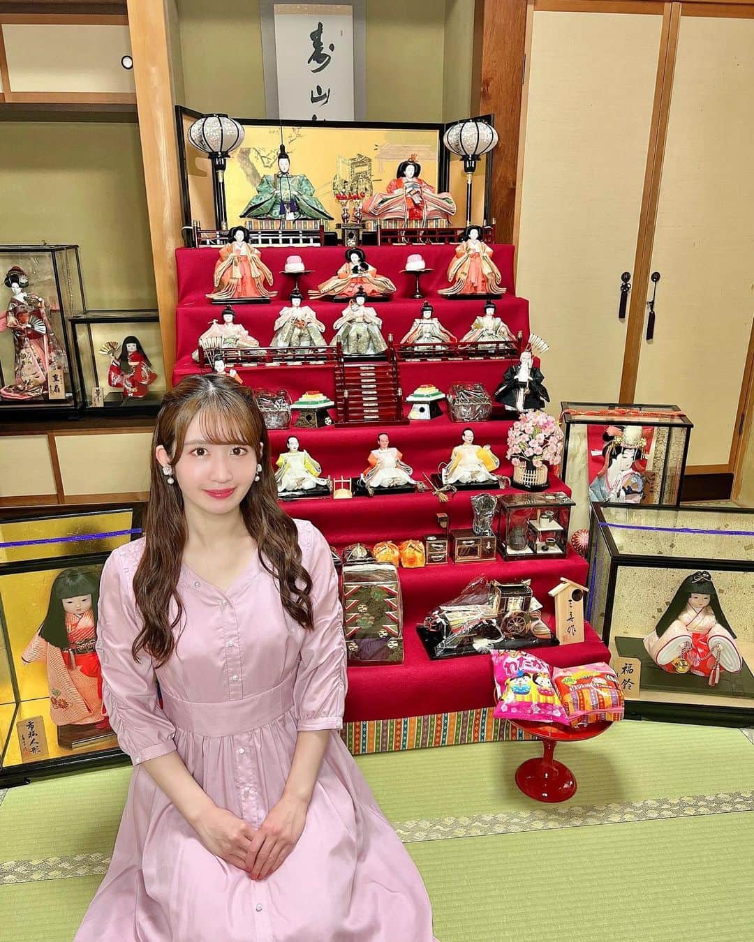 沢井里奈のインスタグラム：「⠀ ⠀ 今日はひな祭りですね🎎🌸 健やかに過ごせますように💐✨ 　 今年も雛人形を飾りました！！ (飾ってもらいました？笑) 毎年恒例の記念撮影🤣🤣🤣 　 そしてお仕事で、 ちらし寿司を頂いたので 有難く頂きました🥺💕💕 　 　 #ひな祭り #雛人形」