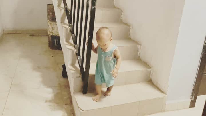 中鉢明子のインスタグラム：「Hmm ... I see My #13months old son goes outside by hisself like this… 🧐 #paparazzi ん〜なるほど、こうやっていつもお外に行くのね😉 いつのまに手すりがない階段も降りれるようになって👍＃1歳1ヶ月 #africaNOproblem #mali #africa」