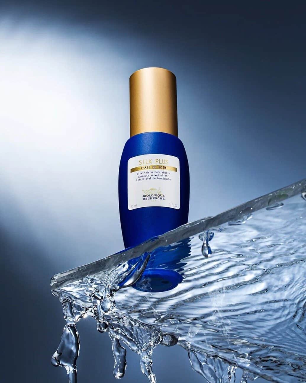 Biologique Recherche Russiaのインスタグラム：「🔸Serum Silk Plus - идеальный эликсир для бархатистой кожи    🔹Матирует кожу склонную к появлению жирного блеска в течение дня    🔹Создается эффект бархотистости и шелковистости кожи    🔹Помогает создать защитный барьер для предотвращения воздействия свободных радикалов на кожу    🔹Цвет лица становится сияюще-матовый, а свет красиво отражается от поверхности кожи    🤍Рекомендуется для себорейного и чувствительного Состояний Кожи  #biologiquerecherche #followyourskininstant #buildingbetterskin #biologiquerechercherussia」