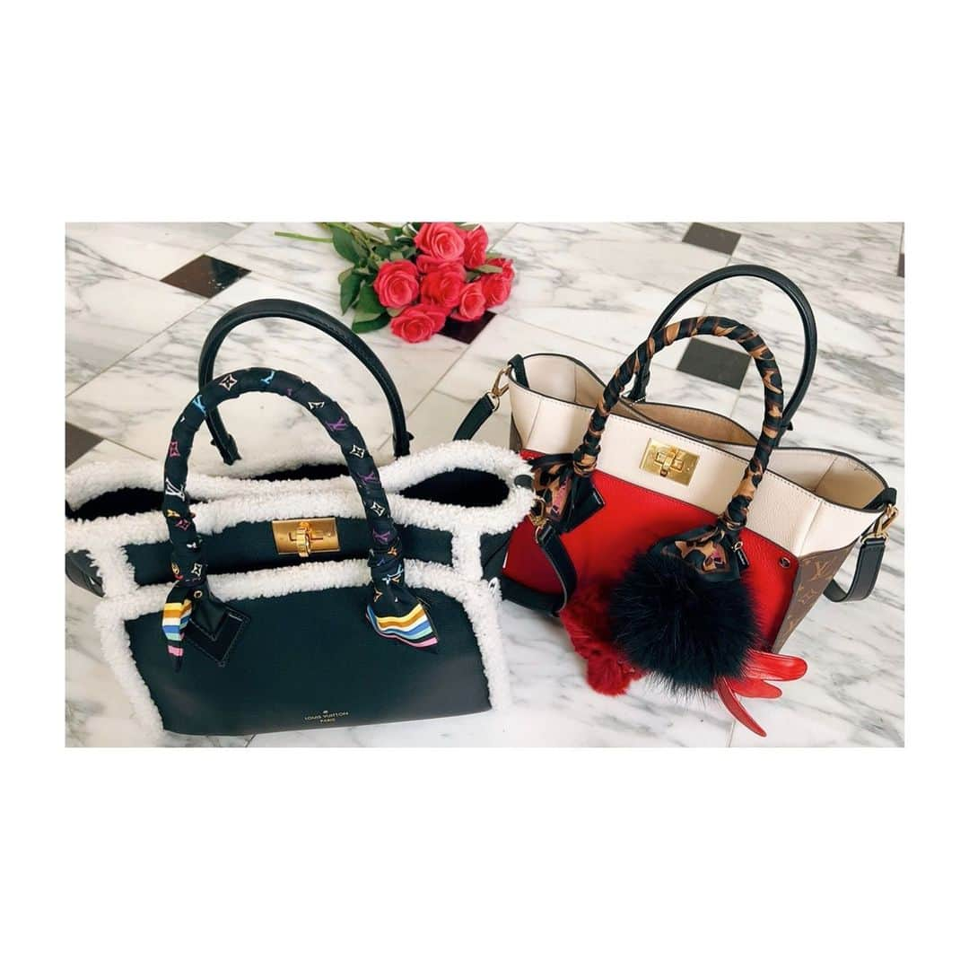 神田うのさんのインスタグラム写真 - (神田うのInstagram)「この冬大活躍した2つのオンマイサイド👜👜 @louisvuitton  ハンドルに手持ちのツイリーを巻いたりチェーンを付けたり、グローブホルダーにグローブを付けて自分流のオリジナルバッグにして楽しんでいました☺️ フェザーのグローブホルダーとグローブは過去に自分がデザインした物（UNO KANDA）ですよ🤣 ムートン素材の方はそろそろおしまいかな〜 春はどんなバッグを新調しようかな☺️  #louisvuitton#louisvuittonbag#louisvuittononmyside#ルイヴィトン#ルイヴィトンバッグ#onmyside#オンマイサイド#bag#bags#バッグ#冬のバッグ#ムートンバッグ#winterbag#winterbags#神田うの#unokanda」3月3日 20時19分 - unokandaofficial