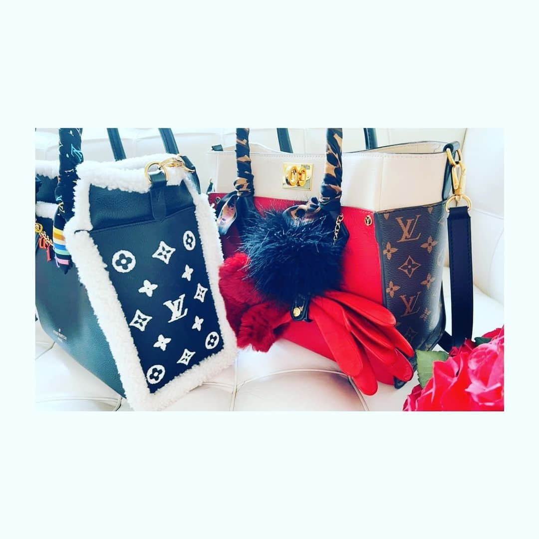 神田うのさんのインスタグラム写真 - (神田うのInstagram)「この冬大活躍した2つのオンマイサイド👜👜 @louisvuitton  ハンドルに手持ちのツイリーを巻いたりチェーンを付けたり、グローブホルダーにグローブを付けて自分流のオリジナルバッグにして楽しんでいました☺️ フェザーのグローブホルダーとグローブは過去に自分がデザインした物（UNO KANDA）ですよ🤣 ムートン素材の方はそろそろおしまいかな〜 春はどんなバッグを新調しようかな☺️  #louisvuitton#louisvuittonbag#louisvuittononmyside#ルイヴィトン#ルイヴィトンバッグ#onmyside#オンマイサイド#bag#bags#バッグ#冬のバッグ#ムートンバッグ#winterbag#winterbags#神田うの#unokanda」3月3日 20時19分 - unokandaofficial