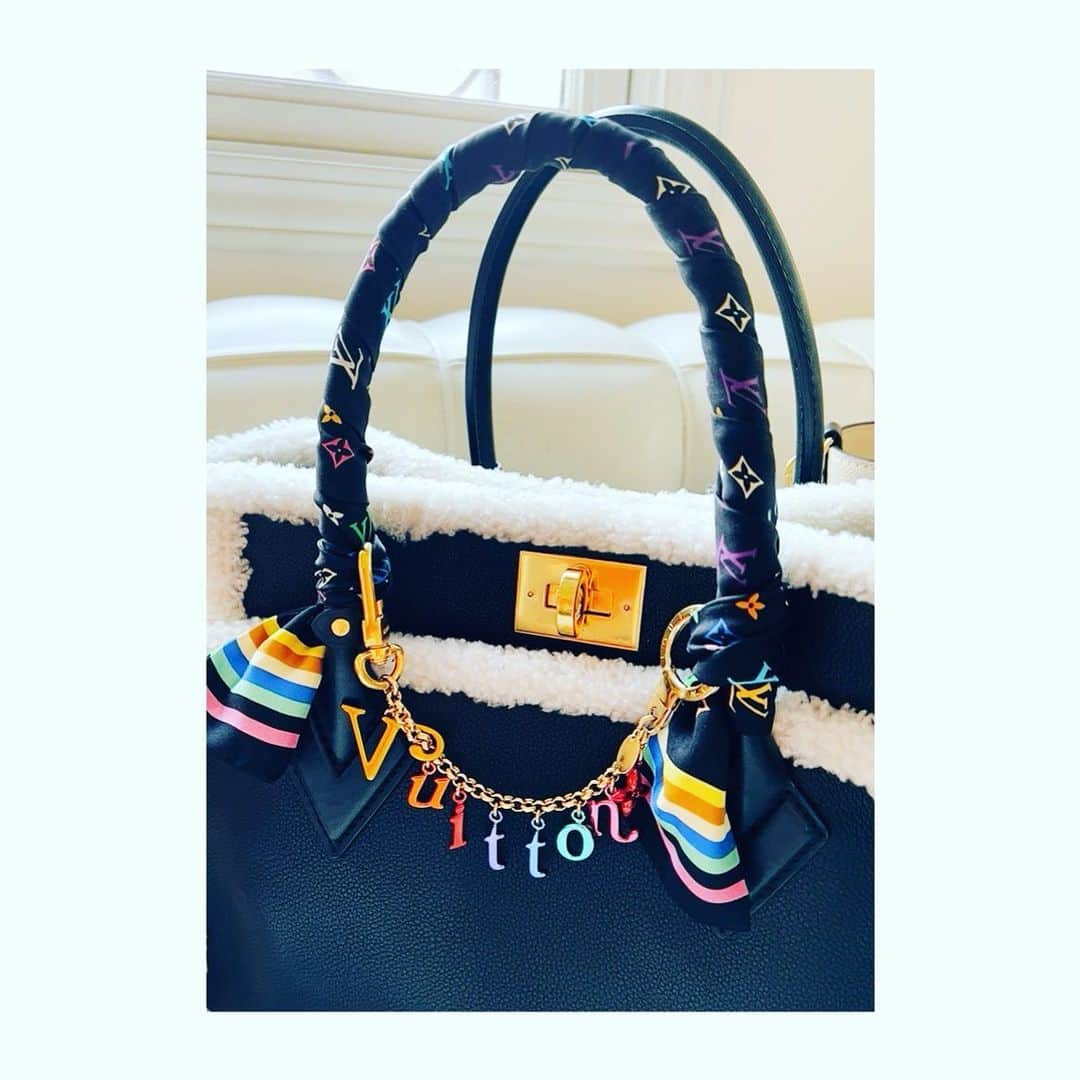 神田うのさんのインスタグラム写真 - (神田うのInstagram)「この冬大活躍した2つのオンマイサイド👜👜 @louisvuitton  ハンドルに手持ちのツイリーを巻いたりチェーンを付けたり、グローブホルダーにグローブを付けて自分流のオリジナルバッグにして楽しんでいました☺️ フェザーのグローブホルダーとグローブは過去に自分がデザインした物（UNO KANDA）ですよ🤣 ムートン素材の方はそろそろおしまいかな〜 春はどんなバッグを新調しようかな☺️  #louisvuitton#louisvuittonbag#louisvuittononmyside#ルイヴィトン#ルイヴィトンバッグ#onmyside#オンマイサイド#bag#bags#バッグ#冬のバッグ#ムートンバッグ#winterbag#winterbags#神田うの#unokanda」3月3日 20時19分 - unokandaofficial