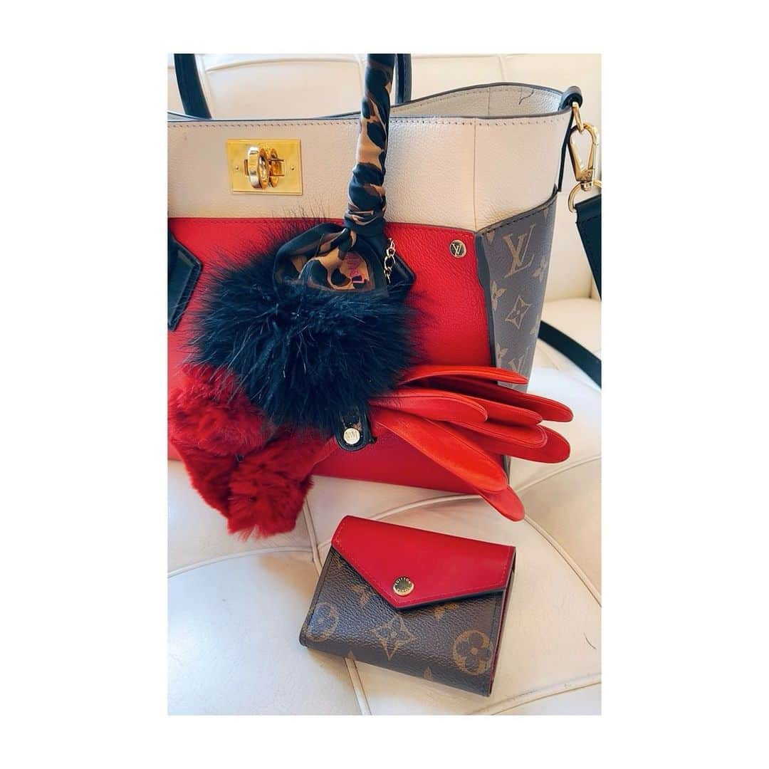 神田うのさんのインスタグラム写真 - (神田うのInstagram)「この冬大活躍した2つのオンマイサイド👜👜 @louisvuitton  ハンドルに手持ちのツイリーを巻いたりチェーンを付けたり、グローブホルダーにグローブを付けて自分流のオリジナルバッグにして楽しんでいました☺️ フェザーのグローブホルダーとグローブは過去に自分がデザインした物（UNO KANDA）ですよ🤣 ムートン素材の方はそろそろおしまいかな〜 春はどんなバッグを新調しようかな☺️  #louisvuitton#louisvuittonbag#louisvuittononmyside#ルイヴィトン#ルイヴィトンバッグ#onmyside#オンマイサイド#bag#bags#バッグ#冬のバッグ#ムートンバッグ#winterbag#winterbags#神田うの#unokanda」3月3日 20時19分 - unokandaofficial