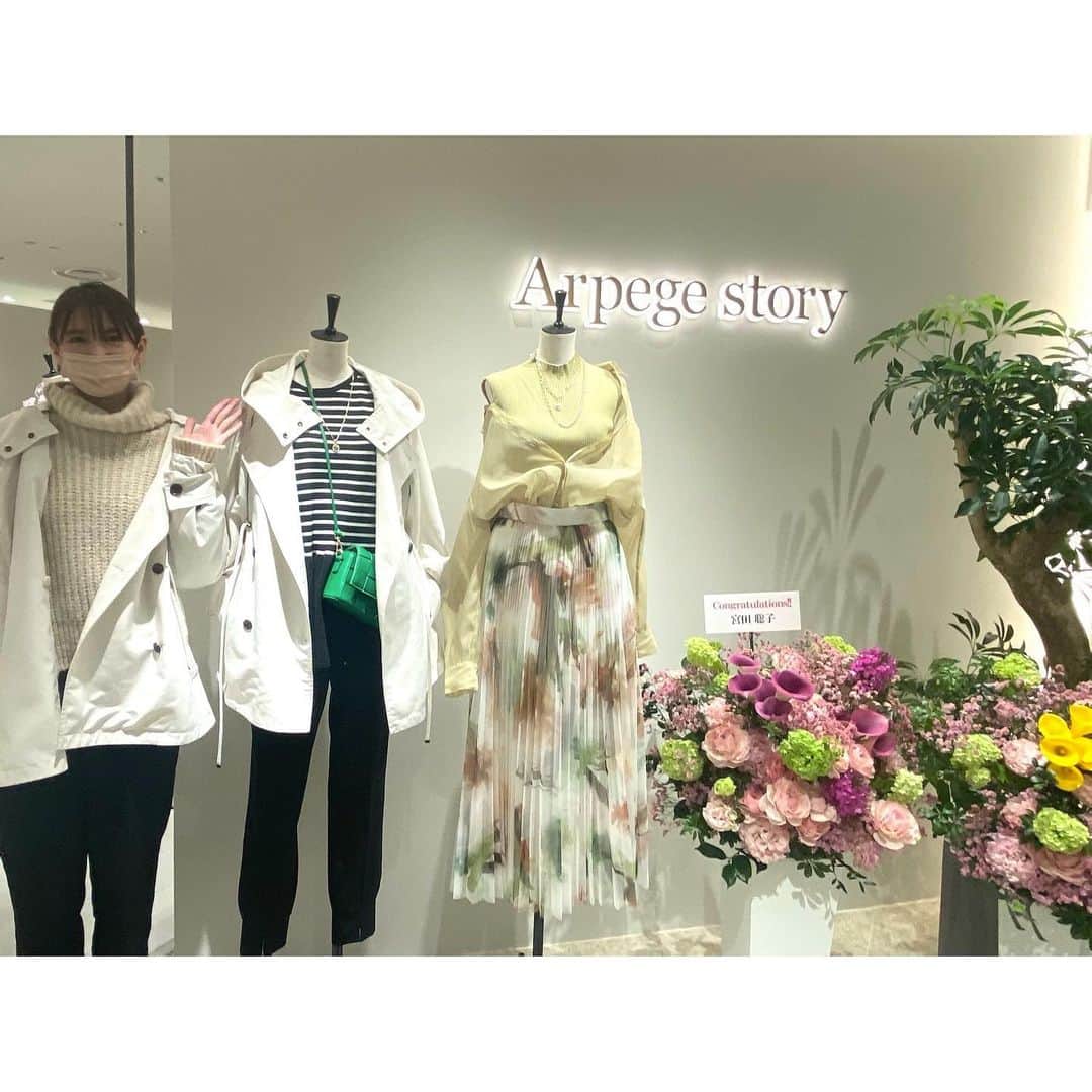 のインスタグラム：「@arpege_story   昨日はインスタライブ見に来てくださった皆様ありがとうございました🥰 本日3月3日、アルページュストーリー池袋ルミネ店オープンです‼︎✨ ひな祭りで女の子の日でもある今日、女の子のワクワクがぎゅーーーっと詰まった店舗オープンです🥰  限定商品、即完売してしまった商品も、池袋ルミネ店で取扱してるそうなのでお早めにチェックしてください (๑′ᴗ‵๑)❤️  かわいくてワクワクしたよ〜！！ オフホワイトのアウターがワードローブに入りました🥰 いっぱい着回すぞーーー！！！😊」