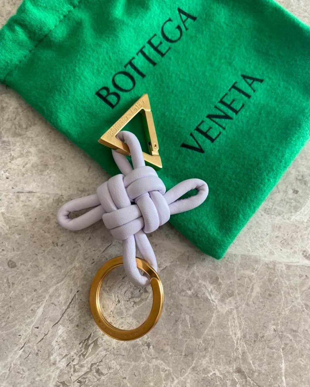 大政絢のインスタグラム：「家族からの誕生日プレゼント😌  ずっと探してたキーリング #bottegaveneta   嬉しい…  先日発表された @matthieu_blazy  の新生ボッテガヴェネタも楽しみだ👏」
