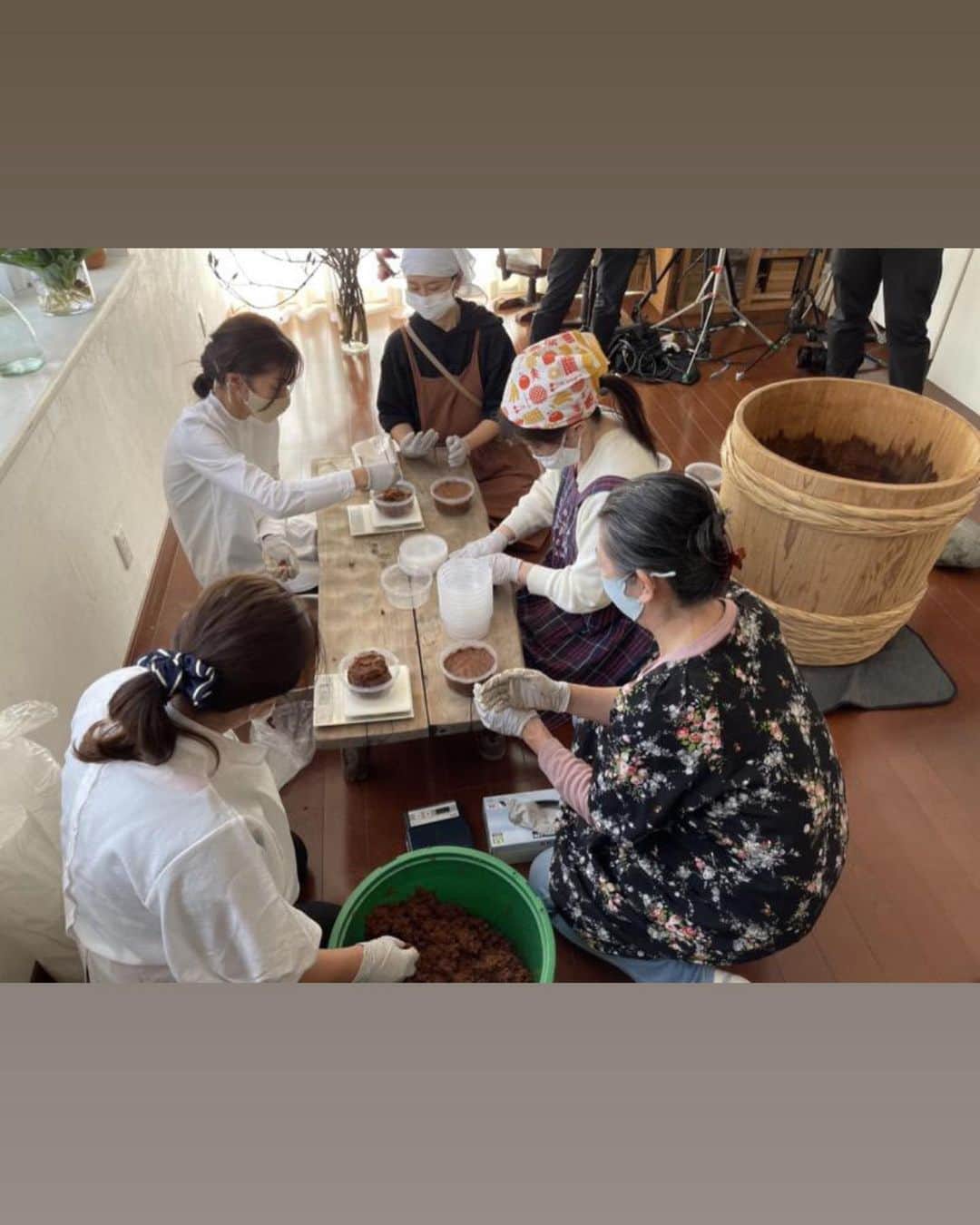 あやこのインスタグラム：「追記:プロフィールのリンクClickにて ご覧戴けるようになりました‪𓂑 𓌈 ‎𓅟 . 木桶仕込みのお味噌いかがですか ̖́- 手前味噌あるかたもお気に入りの味噌購入されているかたも 味比べに是非ご検討ください‪𓂑 𓌈 ‎  前年度までの味噌で蓋をしたり木桶に菌が住み着いて 年を追う毎に私たちらしい美味しさの味噌に仕上がっています♡  https://syncable.biz/campaign/2413/  こちらへ1000円の御支援戴けましたら 御礼として2021年に仕込んだ手前味噌500gを頒布致します こちらの投稿のシェアや寄付したよのご報告 図々しいのですがお力添え戴けたら幸せです (タグは#100人のひとしずく2022  私にメンション？して戴けたら飛んでいきます) . #100人のひとしずく　 想い以上にただただ美味しいお味噌を分かち合えたらの願いで 文章を改めました読んでくださった皆様ありがとうございます」
