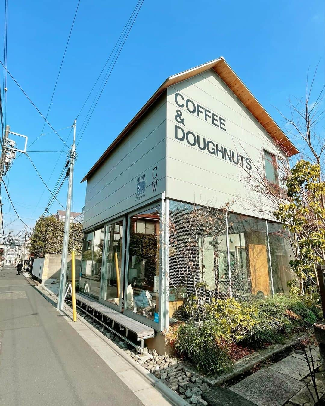 西出薫さんのインスタグラム写真 - (西出薫Instagram)「HIGUMA Doughnut 表参道店☕️  @higuma_doughnuts 表参道店 さん 🧸 お天気の良い日に表参道で少し休むのにオススメです♡ 水曜日が定休日😴らしいので、気をつけて下さいね^ ^  #higumadoughnuts #ヒグマドーナツ #ヒグマドーナツ表参道 #カフェ好きな人と繋がりたい #表参道カフェ」3月3日 11時52分 - kaoru_nishide