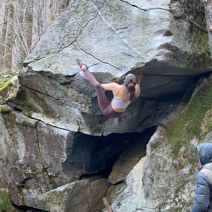 Alexis Mascarenasのインスタグラム：「Yoga Roof~Brione 🧘🏽‍♀️  It took a couple tries/days to get home but I was psyched to finish this one before leaving!  #climbing #brione #ticino #switzerland #bouldering」