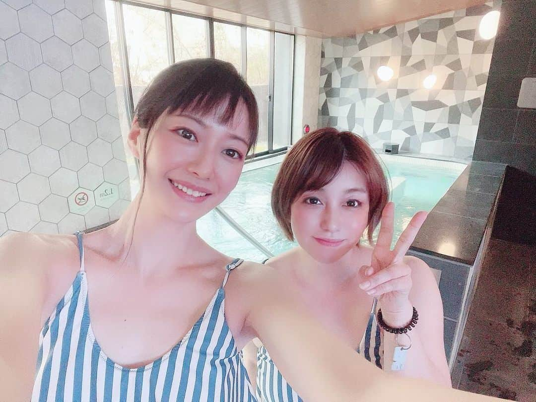 吉山りささんのインスタグラム写真 - (吉山りさInstagram)「♨️  温泉大浴場☺️✨  えりちゃんとデート🌈👯‍♀️💕  観光せずにずーっと入ってた♨️  そして🍾シュワシュワずっと飲んで食べてた😋🥂😋  水着3回借りた👙💕 借りすぎオバケ🤣（笑）   #箱根 #小田原 #箱根旅行  #強羅 #温泉女子 #温泉モデル #観光  # #japanesemodel  #hotsprings  #大浴場 #水着 レンタルしたの生まれて初めてだったけどショーパンは嬉しい😍💕 #intercontinental    #女子旅 #旅行 #温泉旅行 #温泉デート  #貸切 #露天風呂付き客室  #温泉付き客室  #客室露天風呂 #ホテルインディゴ箱根強羅  #インディゴ  #インディゴ箱根強羅    #吉山りさ #フリーモデル   ホテルの方の接客も良かった☺️✨」3月3日 12時02分 - oreorerisa