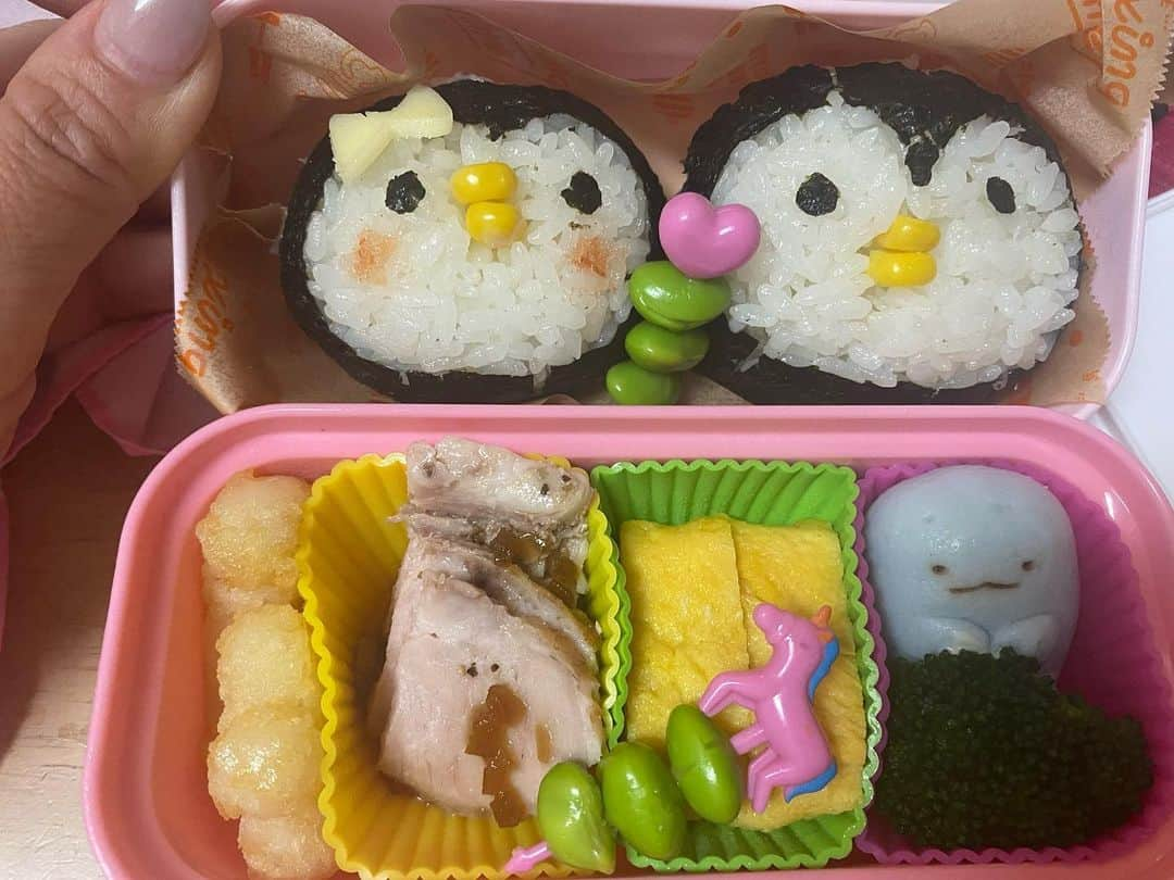 蒼井里紗さんのインスタグラム写真 - (蒼井里紗Instagram)「おひなまつりの日のお弁当。  お馴染みのペンペンおにぎりを おひなさまとおだいりさま風に^_^  コロナが本当に蔓延してきて、、 毎日祈る思いで送り出します。  罹ってしまったお友だち一家を思うと心が苦しい😭  どうか、どうか、 もう感染が広がりませんように…  #幼稚園お弁当  #ひな祭り弁当  #コロナウイルスが早く終息しますように」3月3日 12時08分 - risaoi328