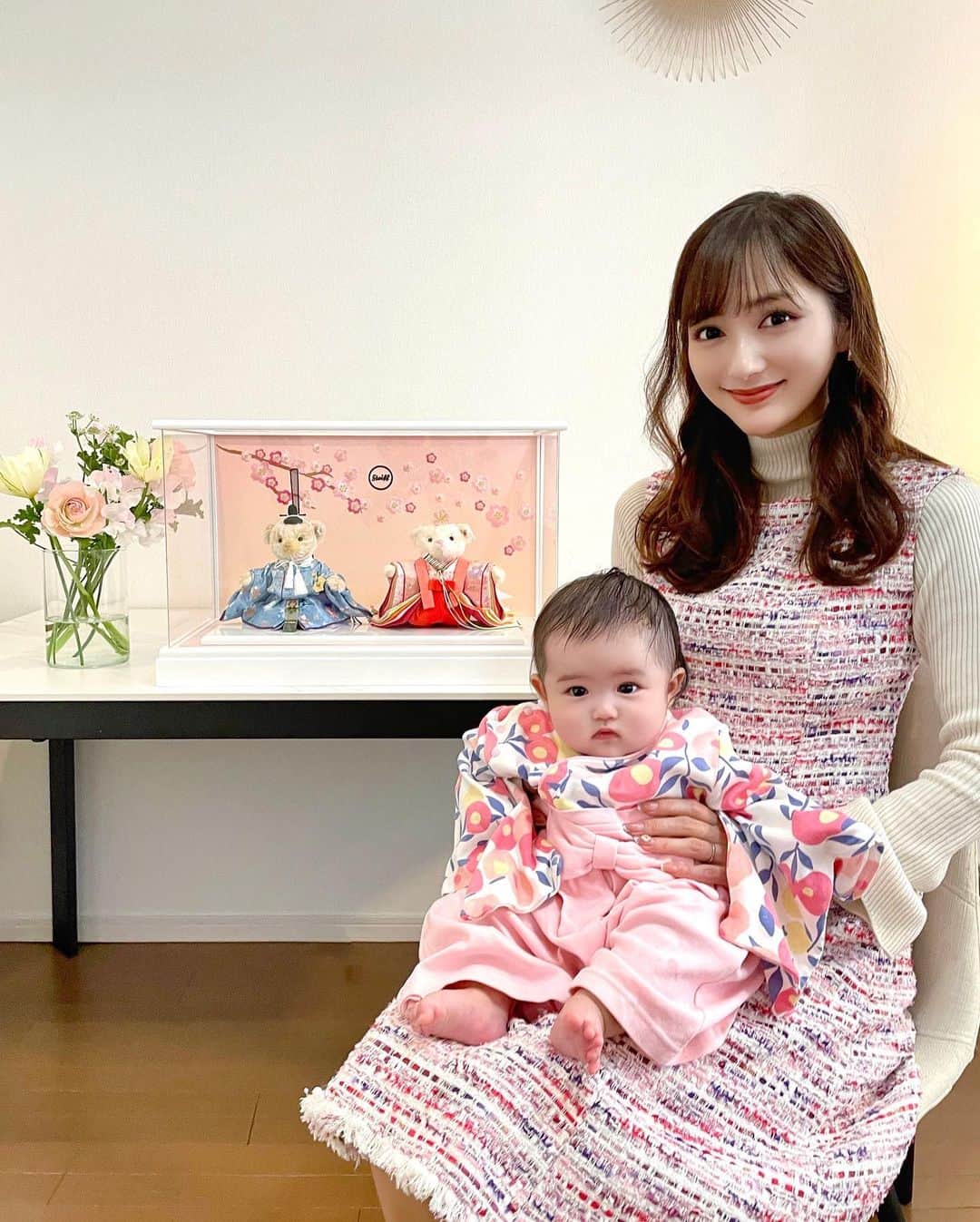 のインスタグラム：「初節句🎎🌸🍡  健やかに健康に元気に育ちますように✨ 毎日癒しをありがとう💓  ひな人形はシュタイフのもの🧸🌸 専用のアクリルケースでつくね🐈ガードも❣️笑 とっても可愛くてお気に入りです🎎  #steiff#teddybear#rubi__baby#初節句#ひな祭り#雛祭り#シュタイフ#テディベア#お雛様#桜うさぎ#生後5ヶ月#女の子ママ」
