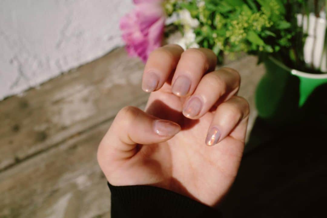 のインスタグラム：「ネイルは、 @chipieee_ebisu ☺︎❤︎ @chipieee_tokyo  nail @chipieee_nail_mika eye @chipieee_eye_narumi  ピンクにオレンジオーロラは指がきれいに見えておすすめです☺︎☺︎」