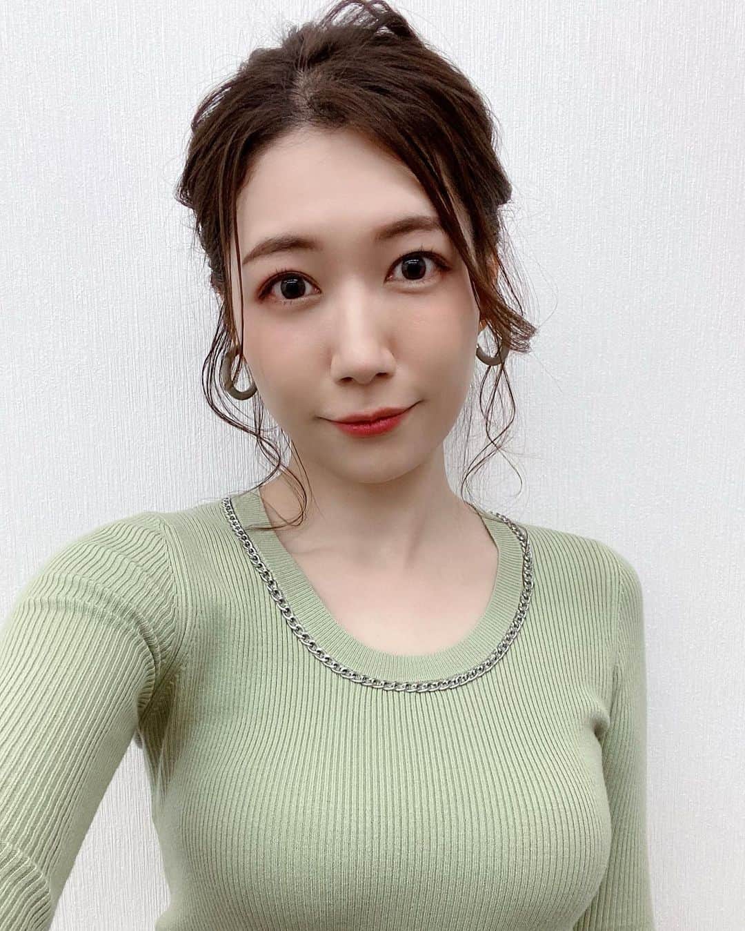 穂川果音さんのインスタグラム写真 - (穂川果音Instagram)「hair style  アップヘアだよー  #hairstyle #hairarrange #アップヘア　#アベプラ　#abematv #アップスタイル　#イヤリング　#earrings   #穂川果音  #気象予報士　#下めアップ  #綺麗めアレンジ 　#まとめ髪　#お天気キャスター #前髪アレンジ」3月3日 12時38分 - hokawakanonn