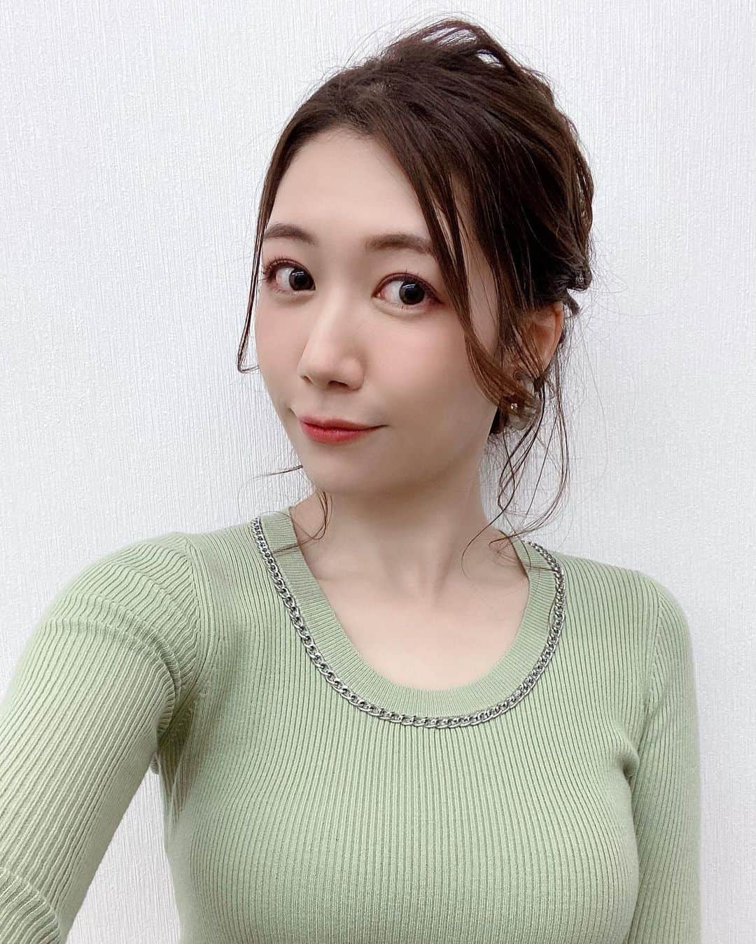 穂川果音さんのインスタグラム写真 - (穂川果音Instagram)「hair style  アップヘアだよー  #hairstyle #hairarrange #アップヘア　#アベプラ　#abematv #アップスタイル　#イヤリング　#earrings   #穂川果音  #気象予報士　#下めアップ  #綺麗めアレンジ 　#まとめ髪　#お天気キャスター #前髪アレンジ」3月3日 12時38分 - hokawakanonn