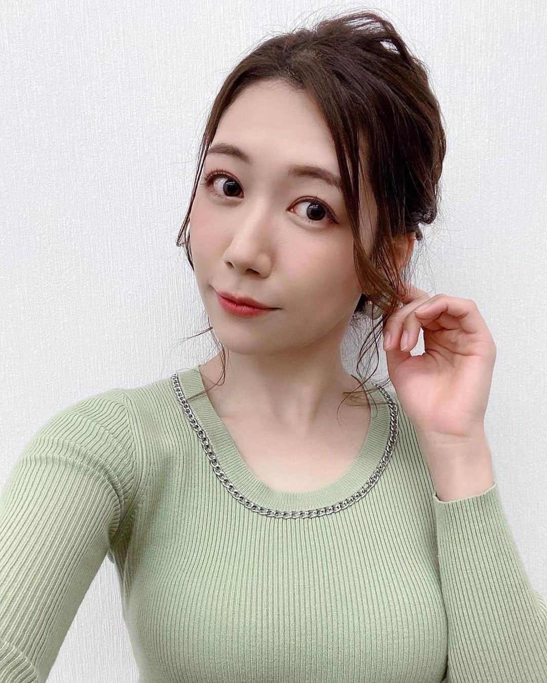 穂川果音さんのインスタグラム写真 - (穂川果音Instagram)「hair style  アップヘアだよー  #hairstyle #hairarrange #アップヘア　#アベプラ　#abematv #アップスタイル　#イヤリング　#earrings   #穂川果音  #気象予報士　#下めアップ  #綺麗めアレンジ 　#まとめ髪　#お天気キャスター #前髪アレンジ」3月3日 12時38分 - hokawakanonn