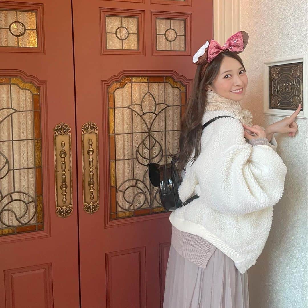 黒澤ゆりかのインスタグラム：「夢は叶うもの💓  33歳の時に行こうと決めてた club33へ✨  夢の国の中にある世界に3つしかない会員制レストラン。 日本にあるなんて幸せだよね☺️  店内は秘密の決まりなので、入り口で撮った写真載せときます❣️笑  いつか海外の33巡りもできたら楽しいな🤗  最近ハマりすぎてカチューシャもどんどん増えてきてます笑 これが沼というやつですね！🤣笑 　 という 今日は“3”がたくさん並ぶ投稿でした♡  #disneyland  #tkoyodisneyland #club33」