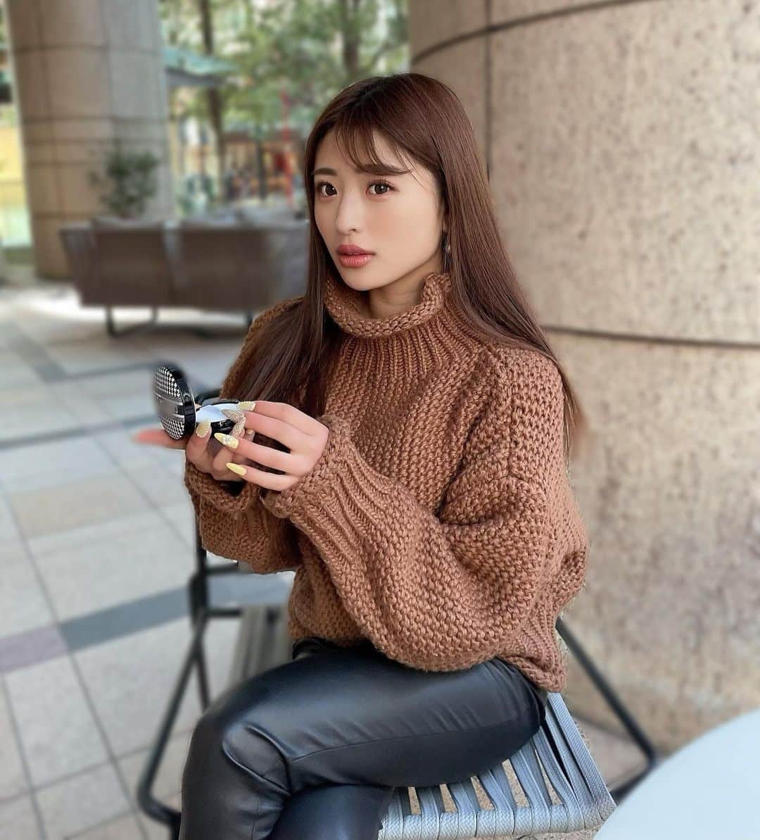 MIYABIのインスタグラム：「美容メンテナンスしてから撮影へ💜✨  ファンの方に頂いた、千鳥柄のファンデーション大事に使ってます😊💕 ありがとう〜🙏  今日も楽しい1日になりますように🌼  天気良くて幸せ〜だね🕊」