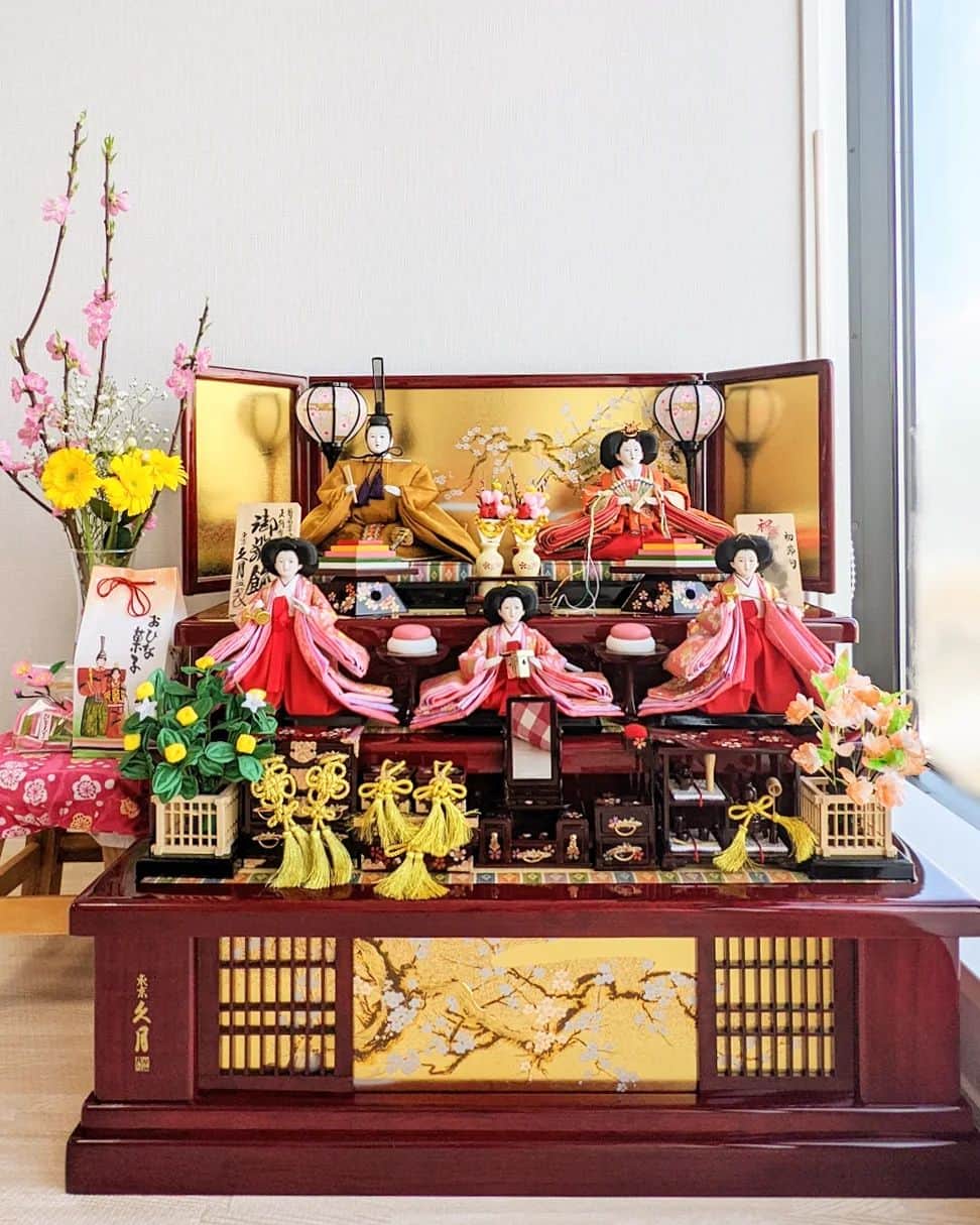 小野恵美のインスタグラム：「ひな祭り🎎🌸  おめでとう！ 健やかな成長を願って…🥰  #ひな祭り #雛祭り #3月3日 #ひなまつり #桃の節句 #おめでとう #女の子 #女の子ママ #2歳女の子 #2歳5ヶ月 #2歳 #おうちじかん  #LEEキャラクター」