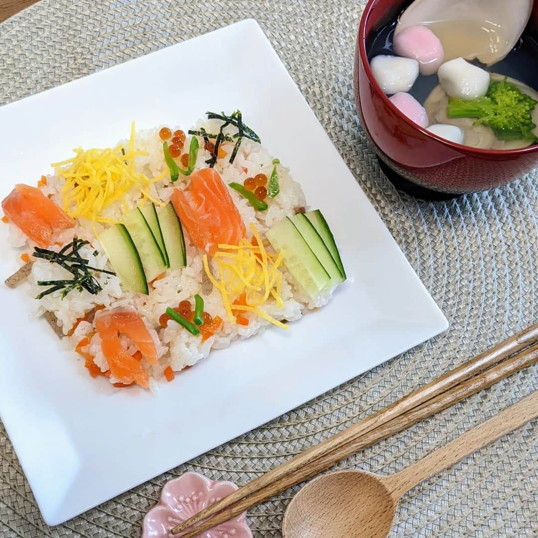 小野恵美のインスタグラム：「ひな祭りランチ🌸  1枚目の大人用は @magazinelee 掲載のの重信初江さんのブロックずしレシピを参考にしました。  一人分のランチなので、見本より軽め小さめのトッピングです。 はまぐりのお吸い物を添えて。  娘には手まり寿司🍣 簡単かわいい🥰  #ひなまつりごはん #ひなまつりレシピ #ちらし寿司 #ブロック寿司 #重信初江 さん #LEEキャラクター #leeweb  #magazinelee #雛祭りごはん #ひな祭り #雛祭り #ひなまつり #女の子 #女の子ママ #幼児食 #手まり寿司」