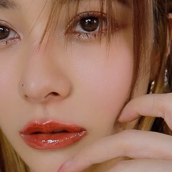 林咖安（Lyla）のインスタグラム：「#makeupideas   手機大概有一百萬個美妝影片😂 隨手錄一錄有失敗也有成功的 失敗的影片也是滿多的 不過有畫壞的下次才可以避雷⚡️  #makeuplooks  #eyelashtraining」