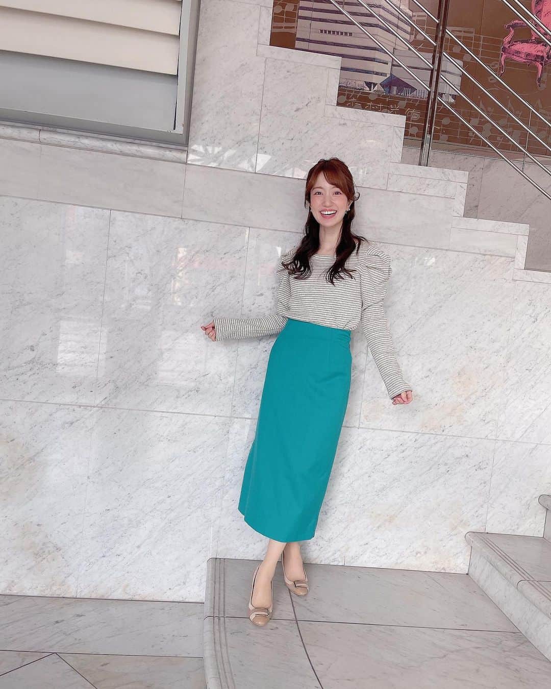 原直子さんのインスタグラム写真 - (原直子Instagram)「色が素敵！とっても綺麗な青緑♡スリットも良い感じ♡  いつもよりカジュアルめ。 スカートはいつもMサイズを着用している方が履いてちょうど良さそうでした✨  tops #raycassin  @raycassin_onlinestore  ・ スカート #techichi  @techichi_official   ・ #春色コーデ #パフスリーブ #ボーダートップス #タイトスカート #青緑」3月3日 14時24分 - naoko_15_hara